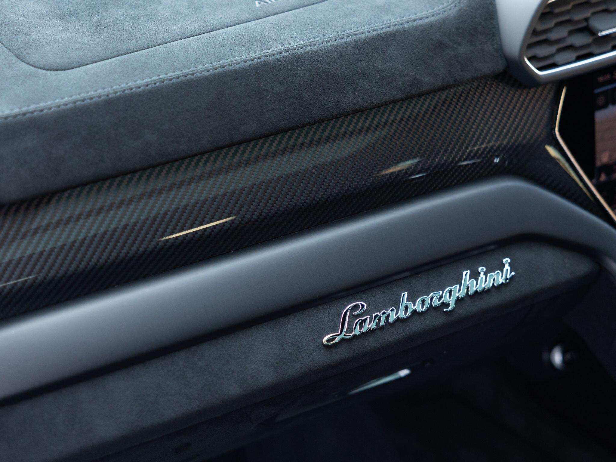 Lamborghini Urus view 39