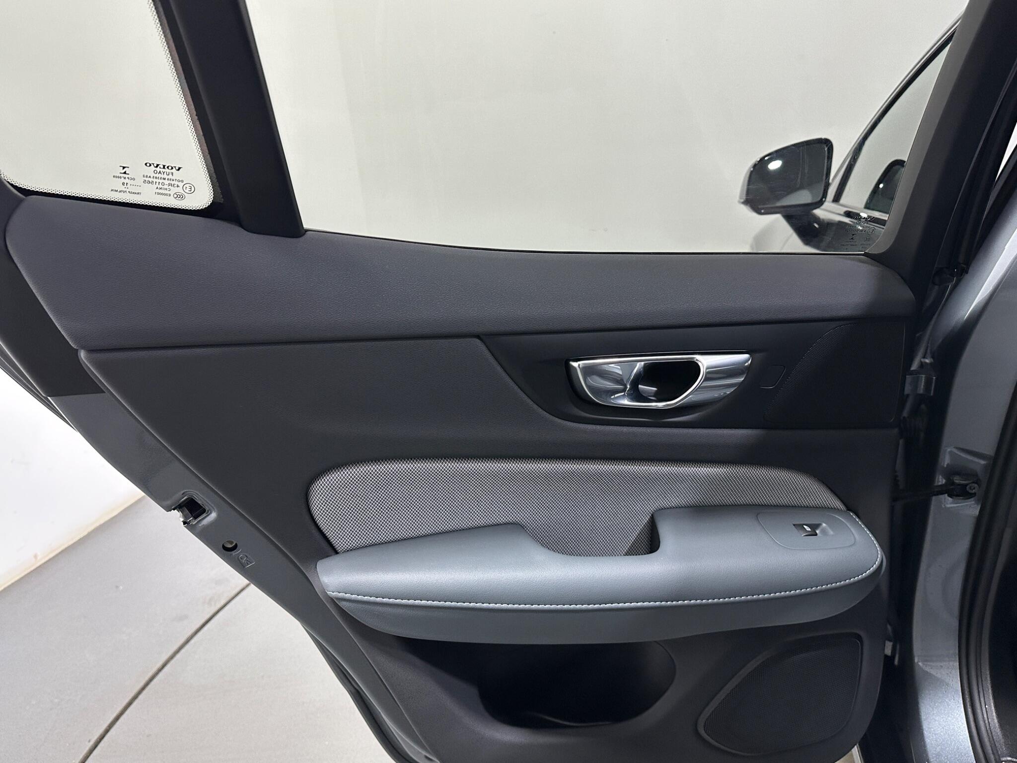 Volvo S60 view 39