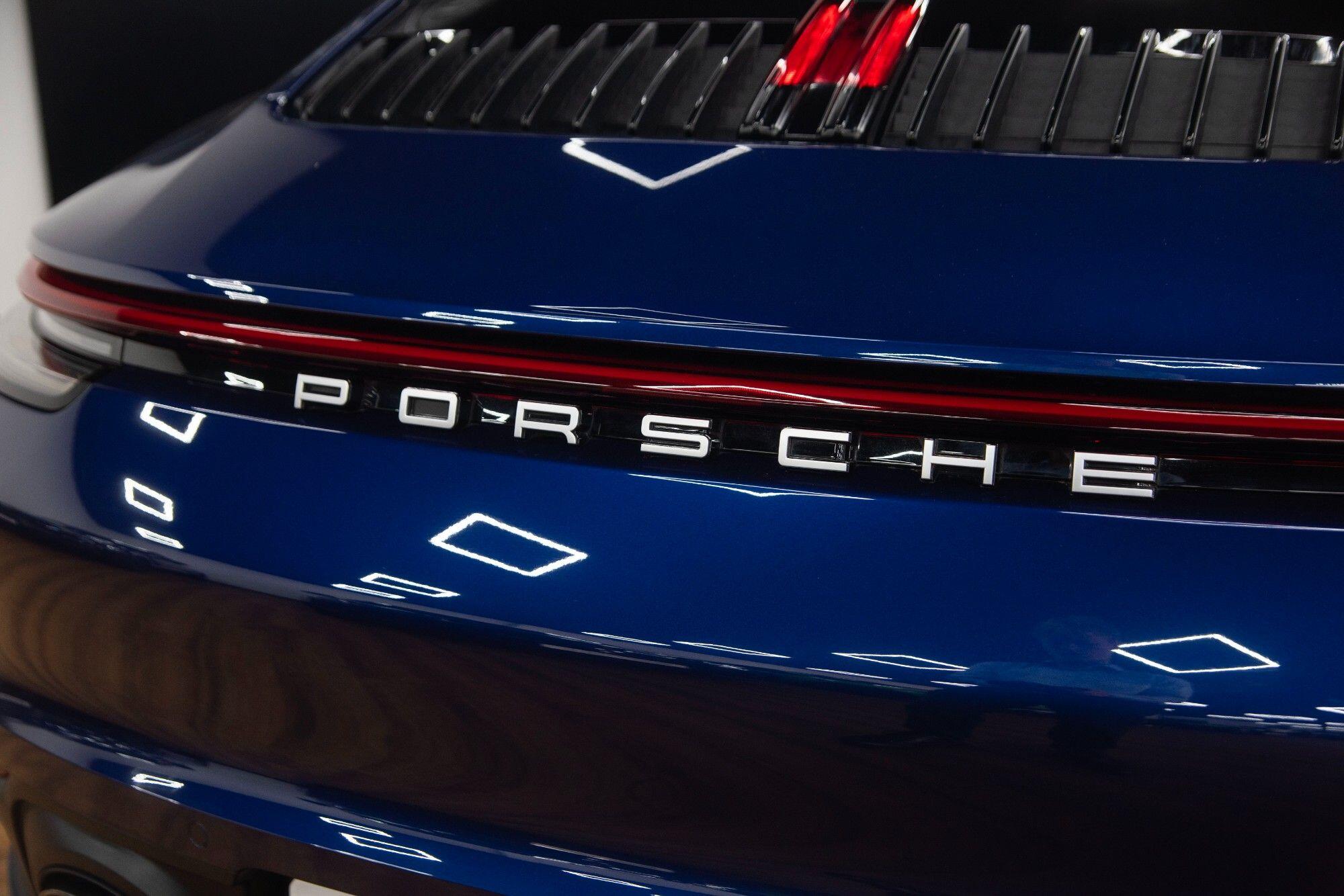 Porsche 911 view 26