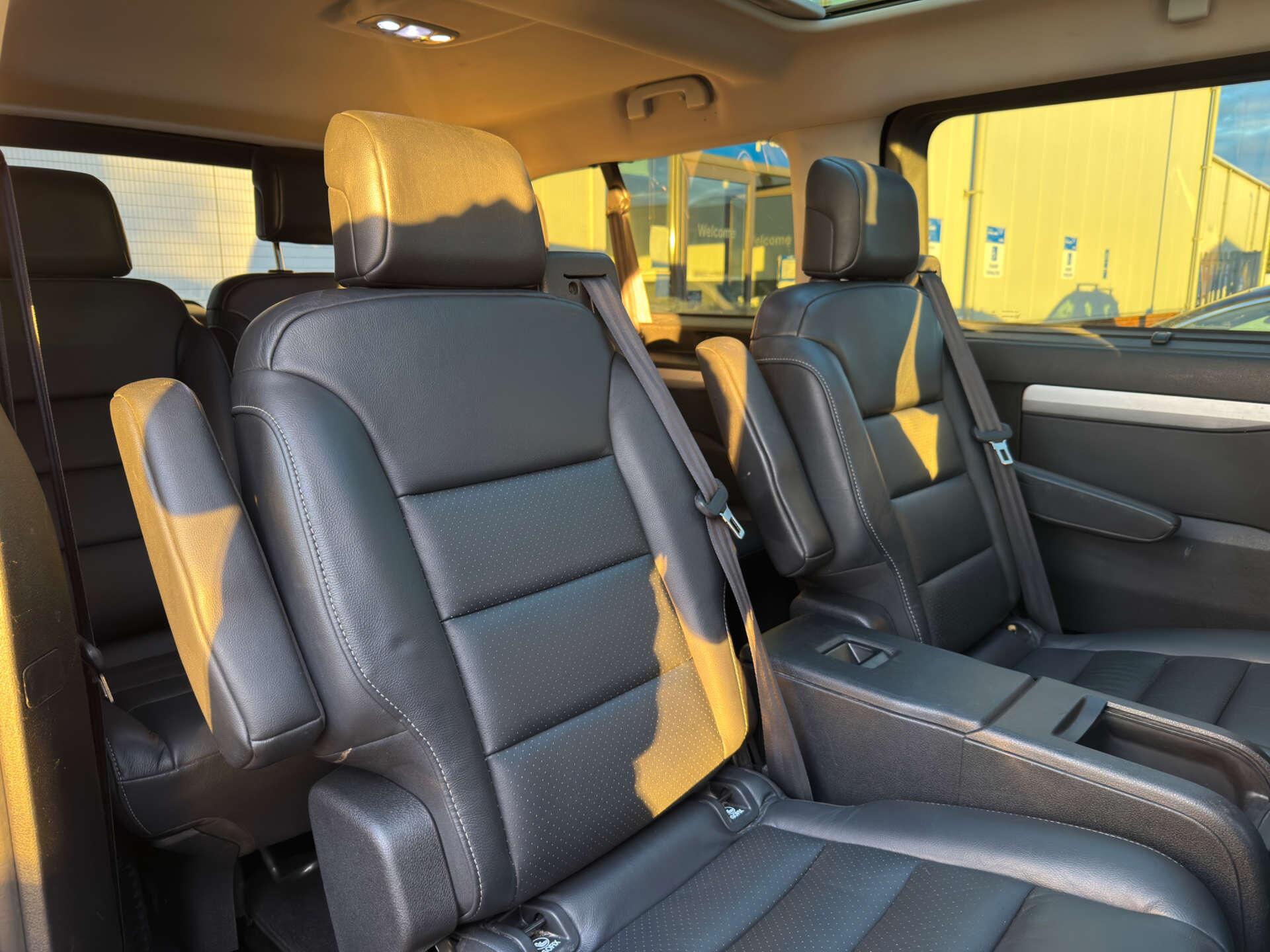 Peugeot Traveller view 14