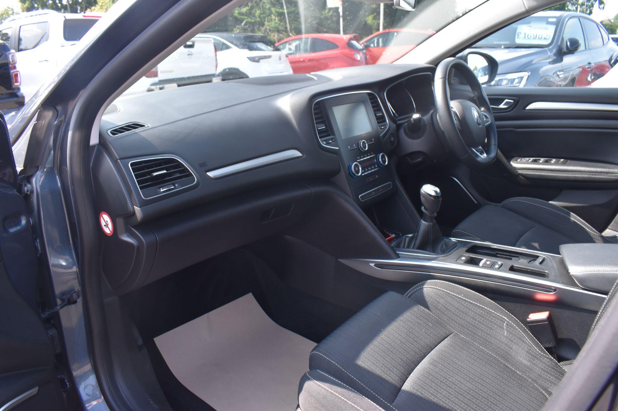 Megane - 1.3 TCe Iconic Sport Tourer Euro 6 (s/s) 5dr - Image 16