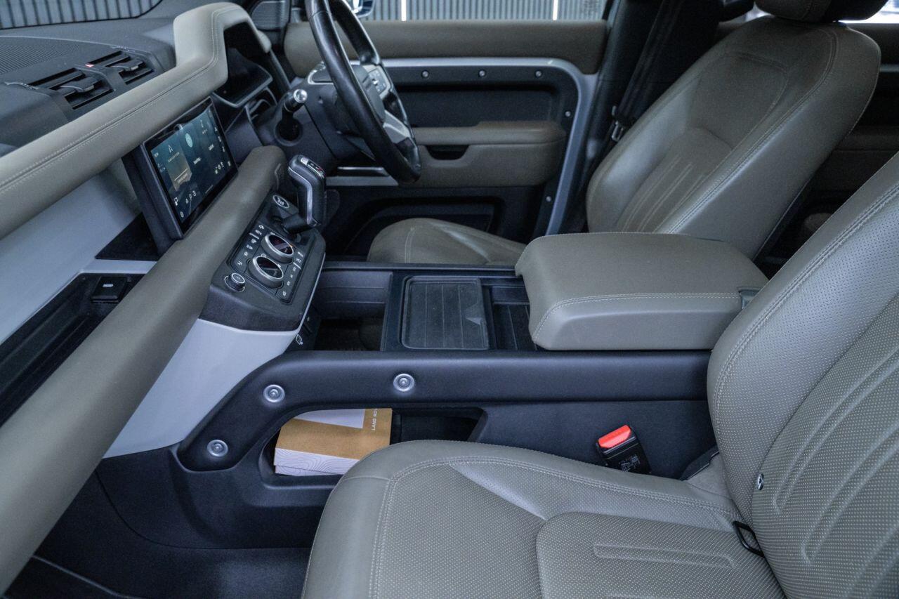 Land Rover Defender view 33