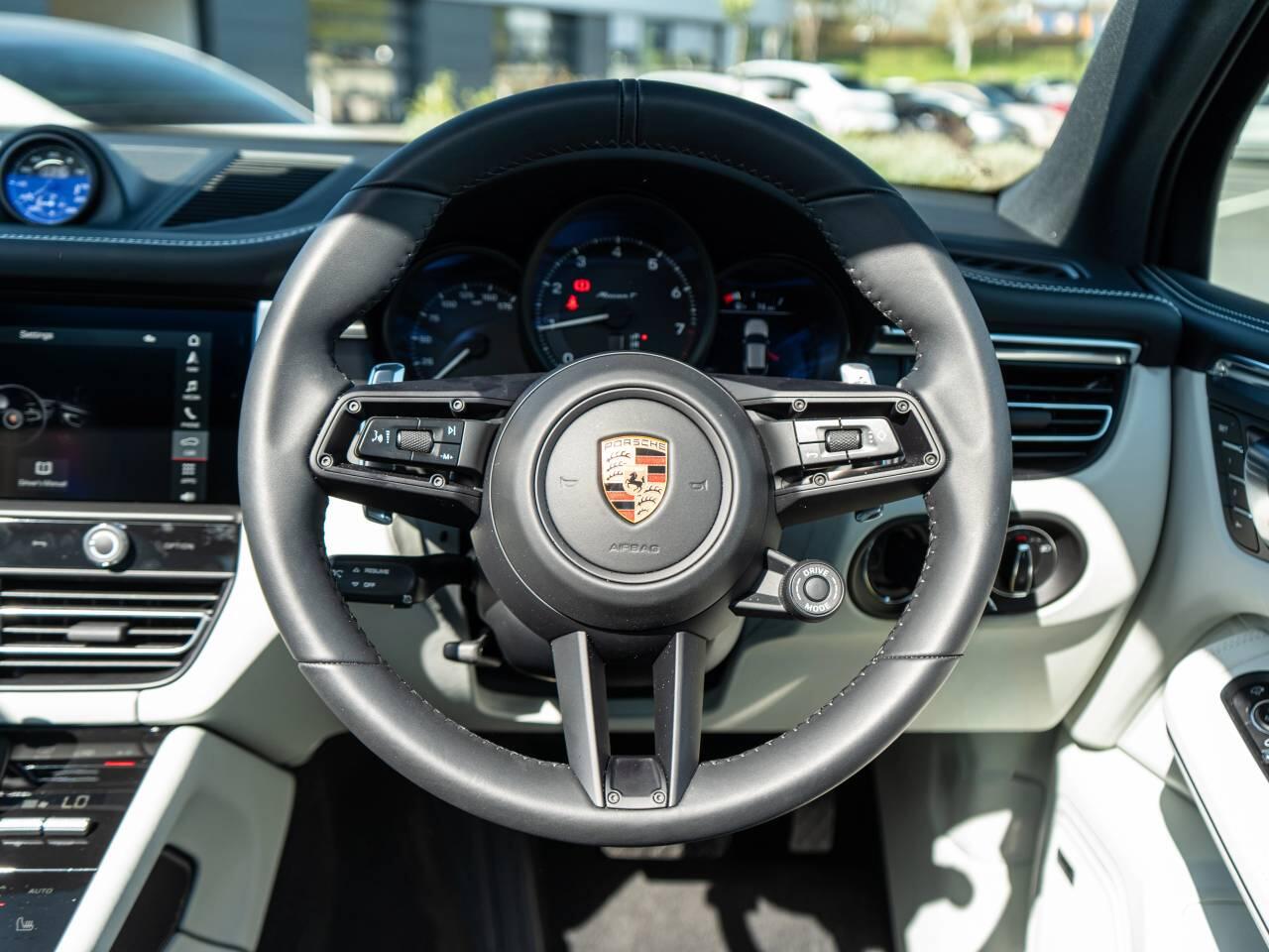 Porsche Macan view 17