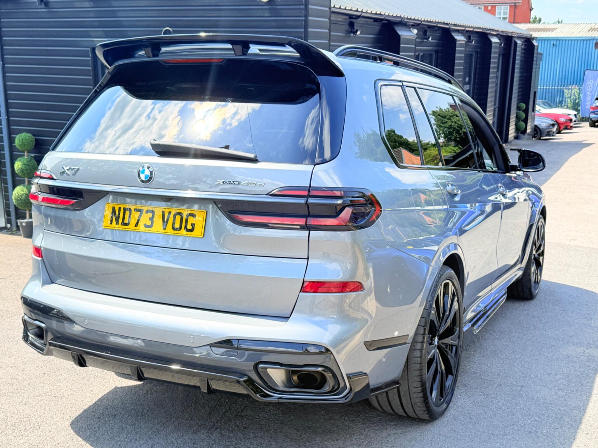 BMW X7 view 3