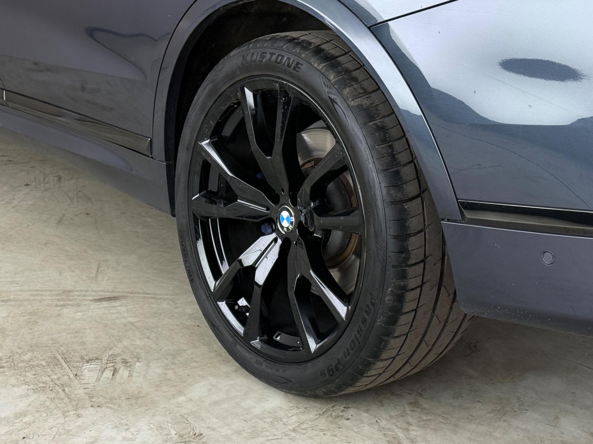 BMW X7 view 9