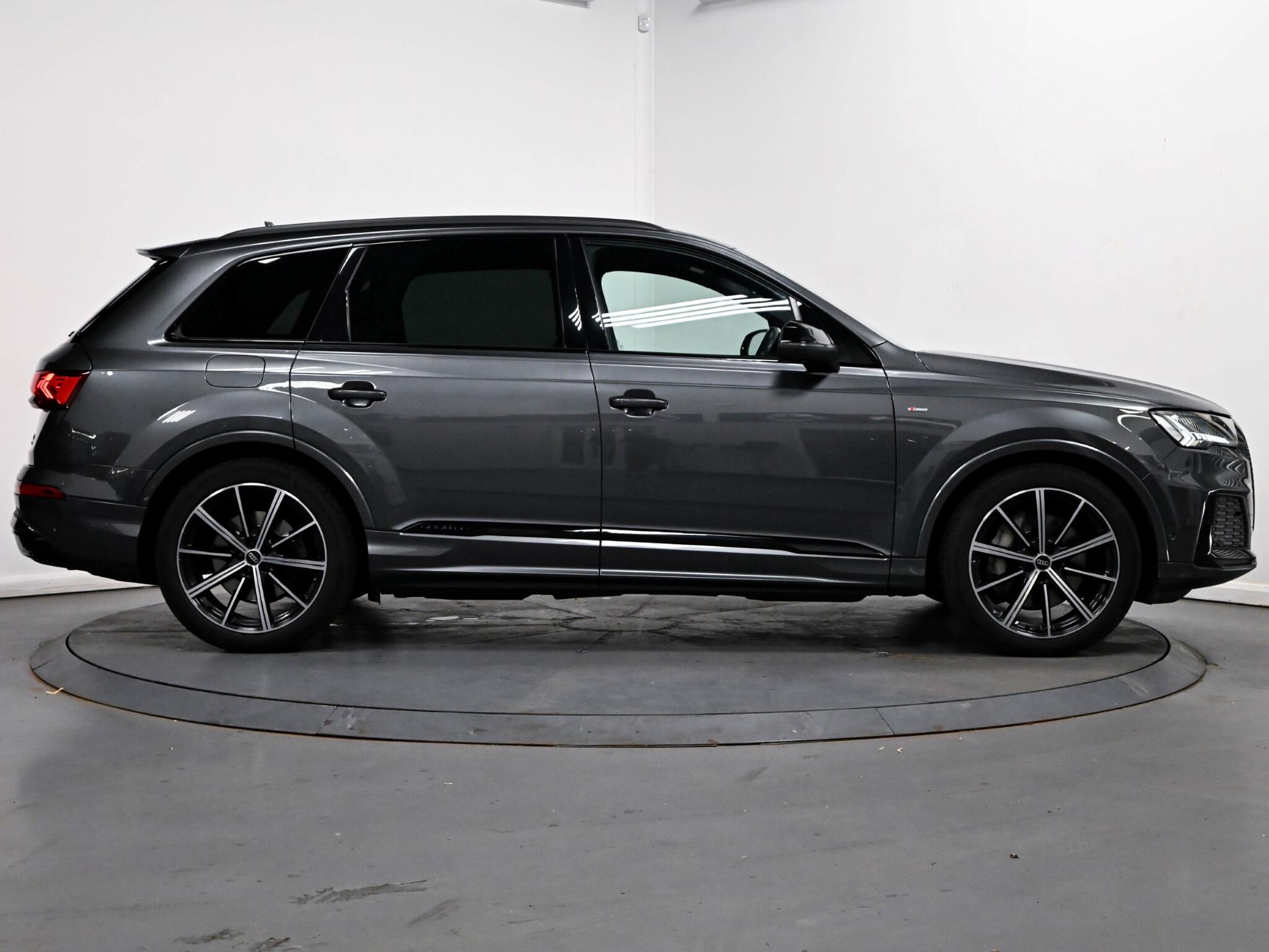 Audi Q7 view 21