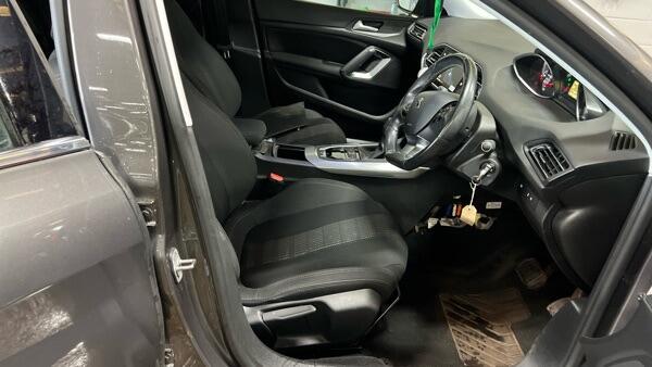 Peugeot 308 view 3