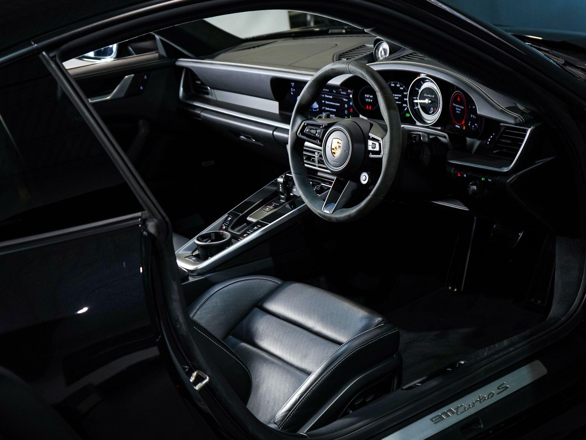 Porsche 911 view 12