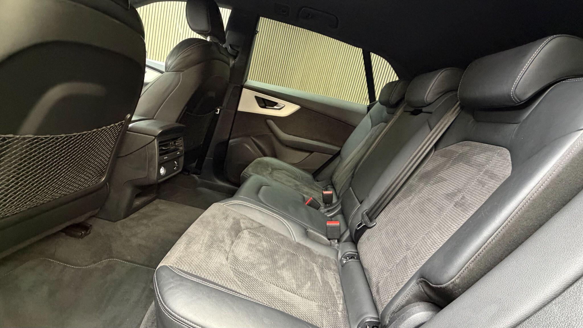 Audi Q8 view 12