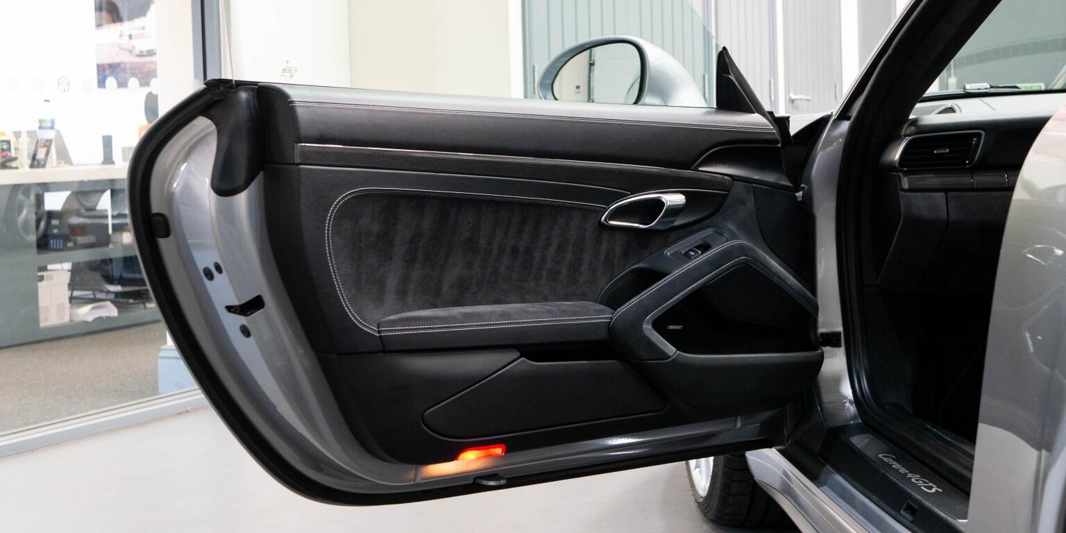 Porsche 911 view 34