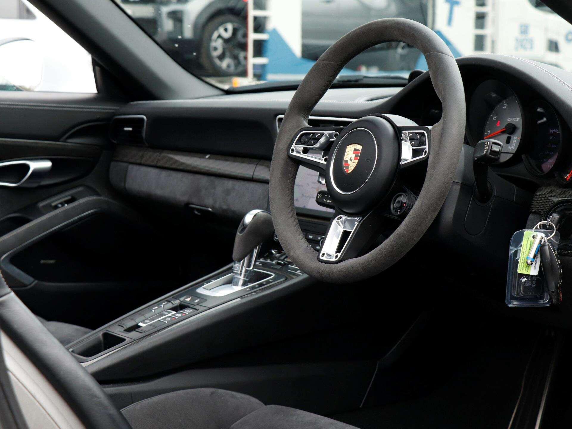 Porsche 911 view 11