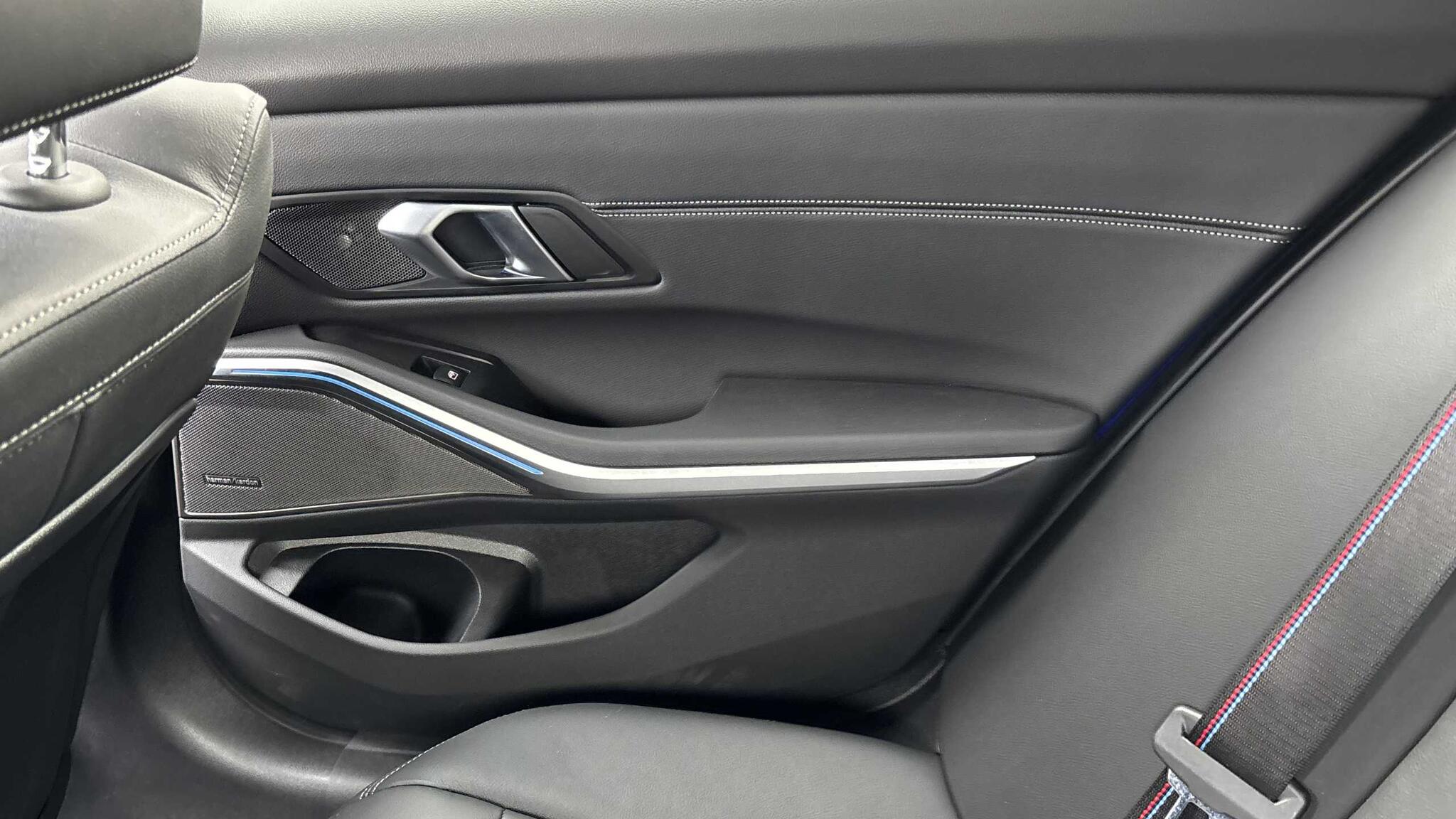 BMW 3 Series view 32