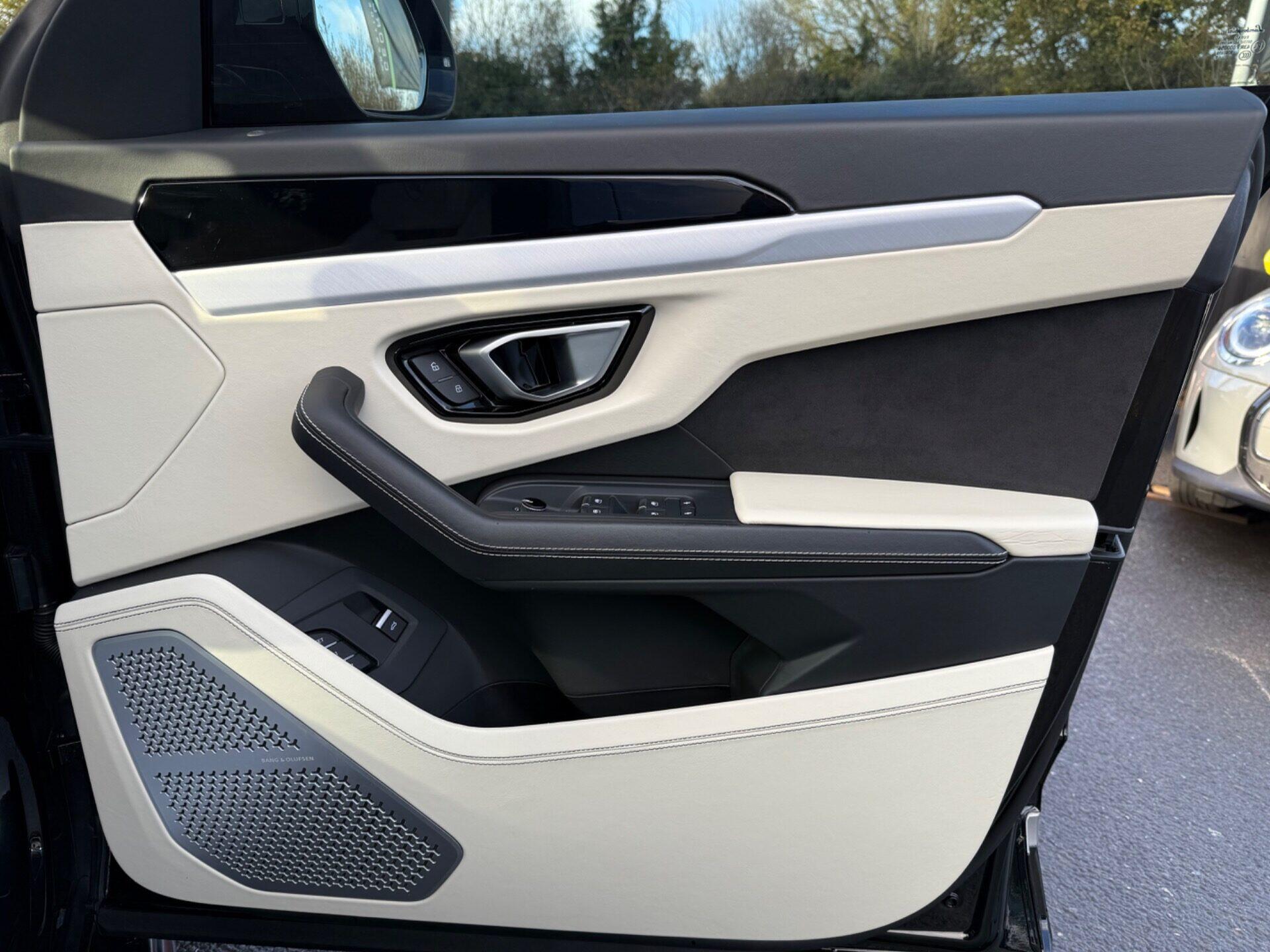 Lamborghini Urus view 45