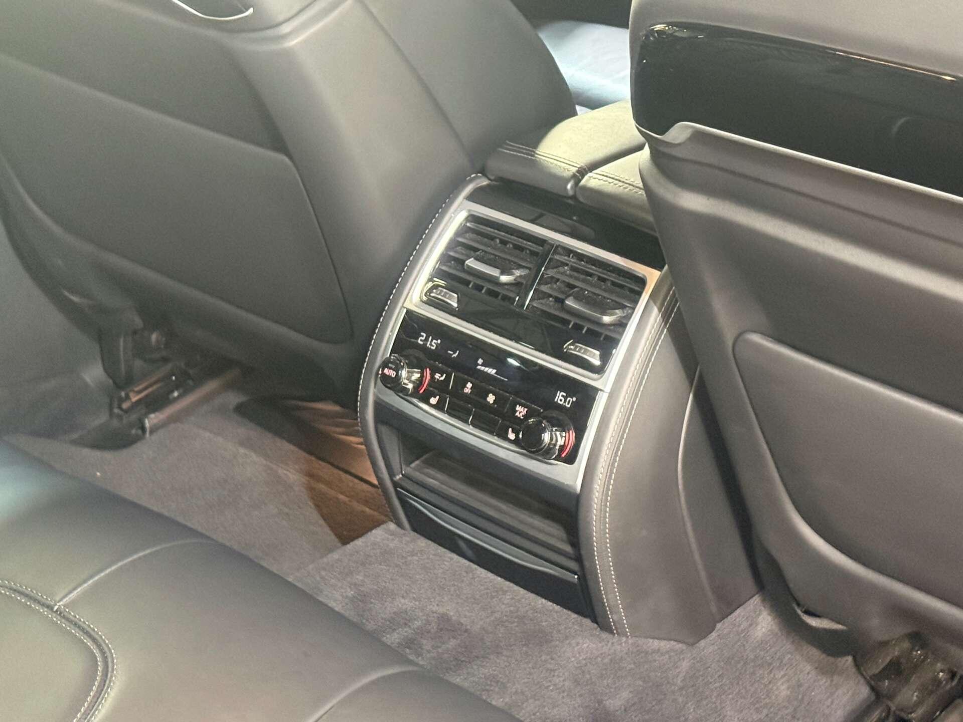 BMW 7 Series view 17