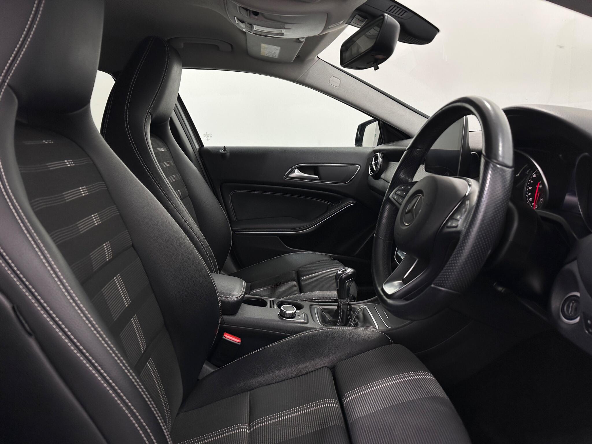 Mercedes-Benz Gla view 32