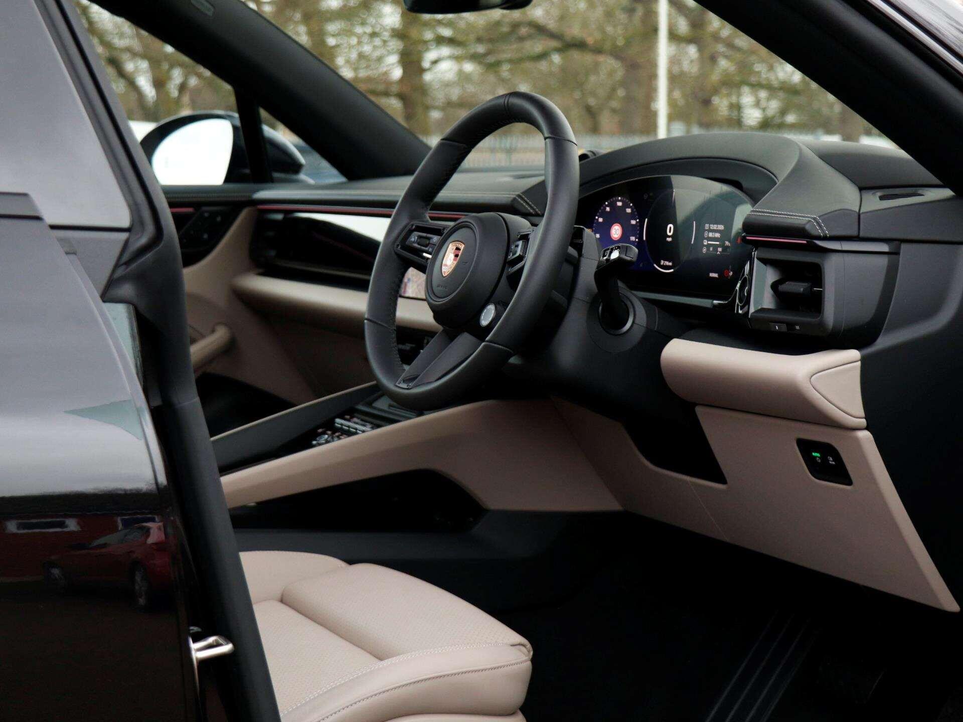 Porsche Macan view 11
