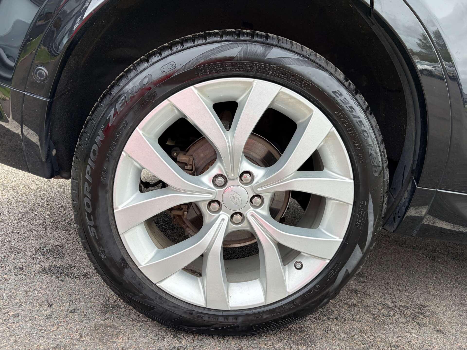 Land Rover Discovery Sport view 10