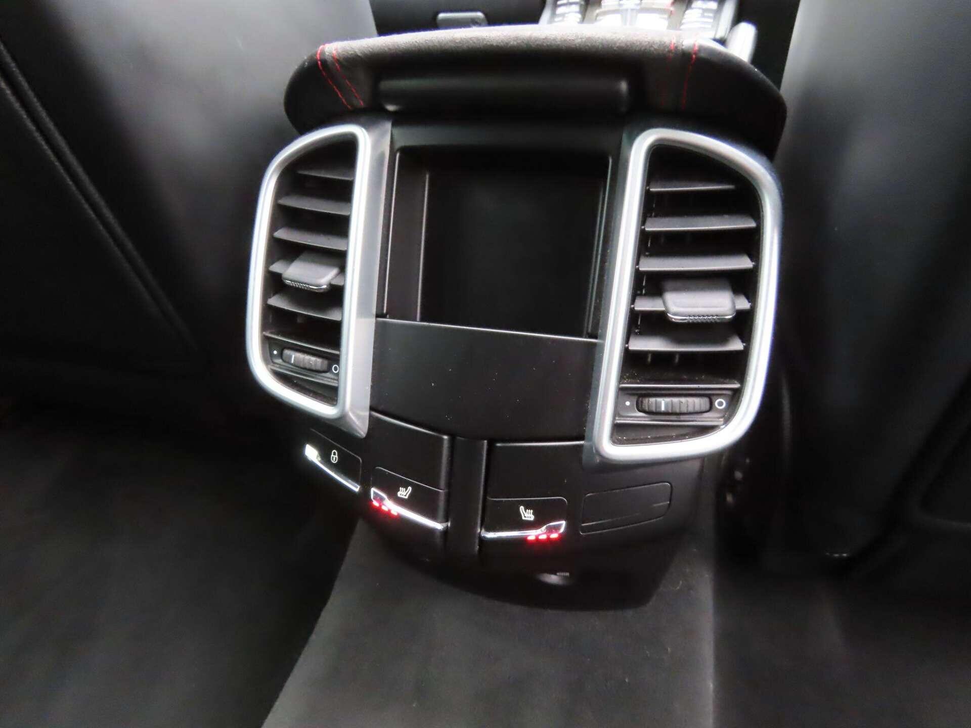 Porsche Cayenne view 19
