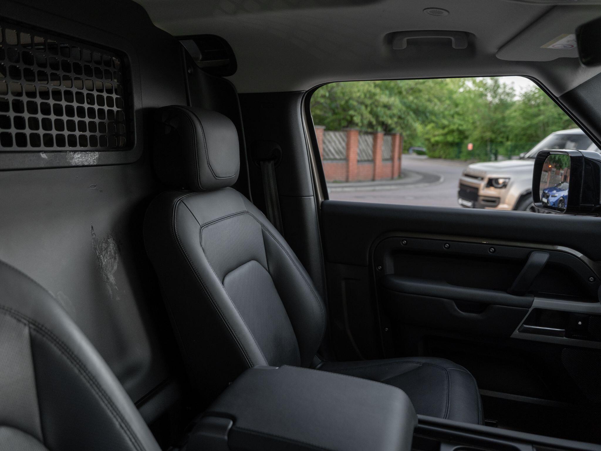 Land Rover Defender 90 view 43