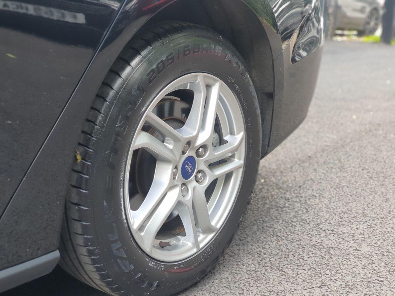 Ford Focus view 9