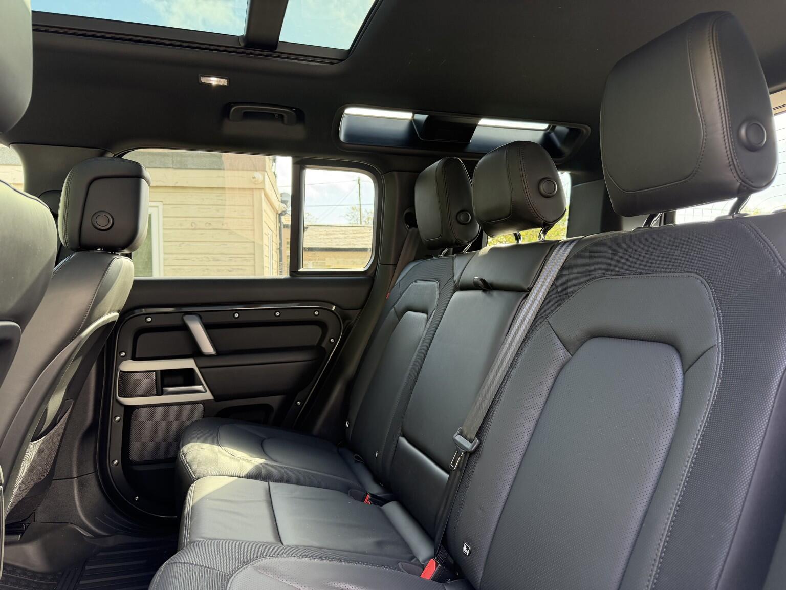 Land Rover Defender 110 view 19