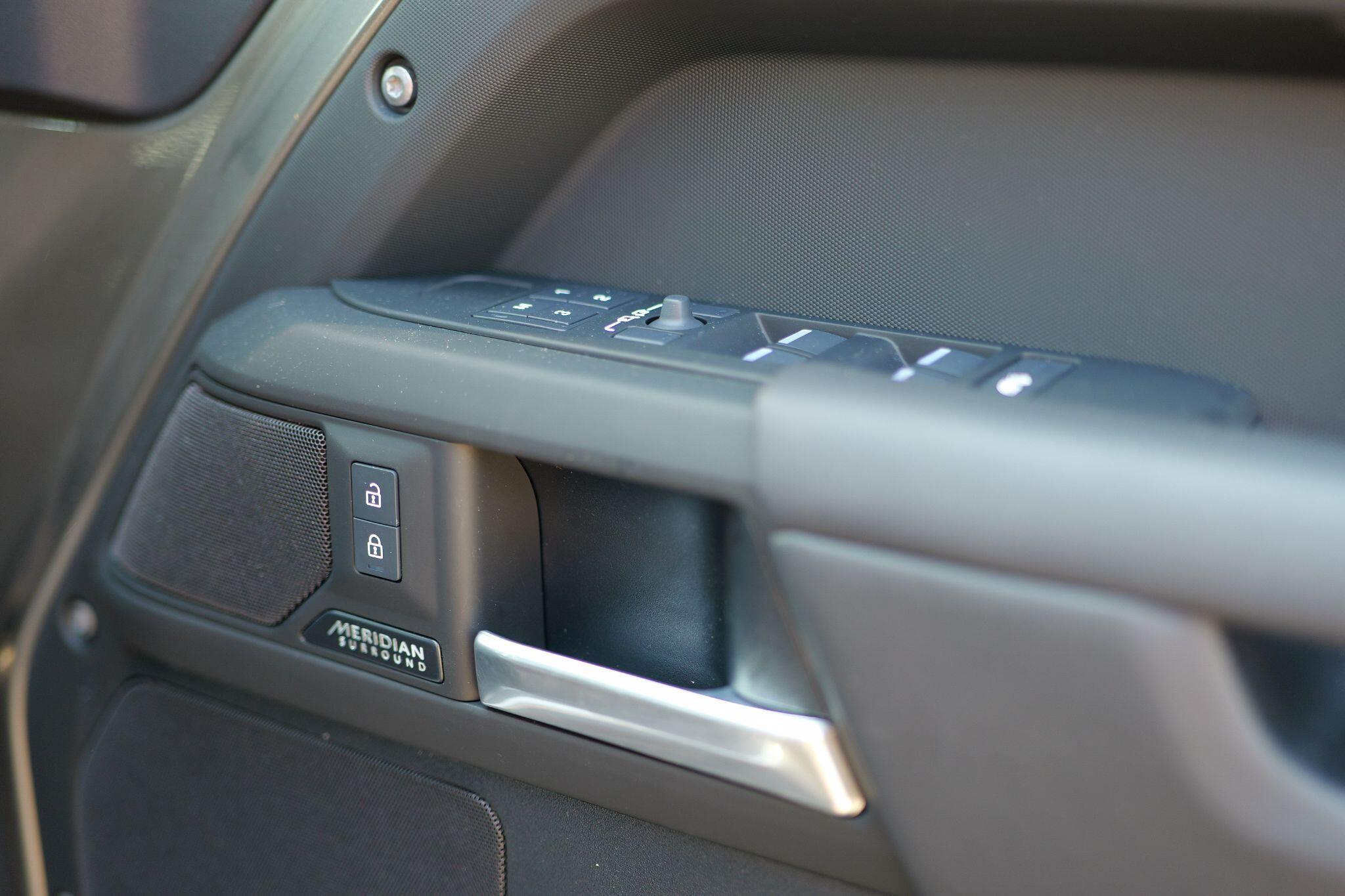 Land Rover Defender 110 view 27