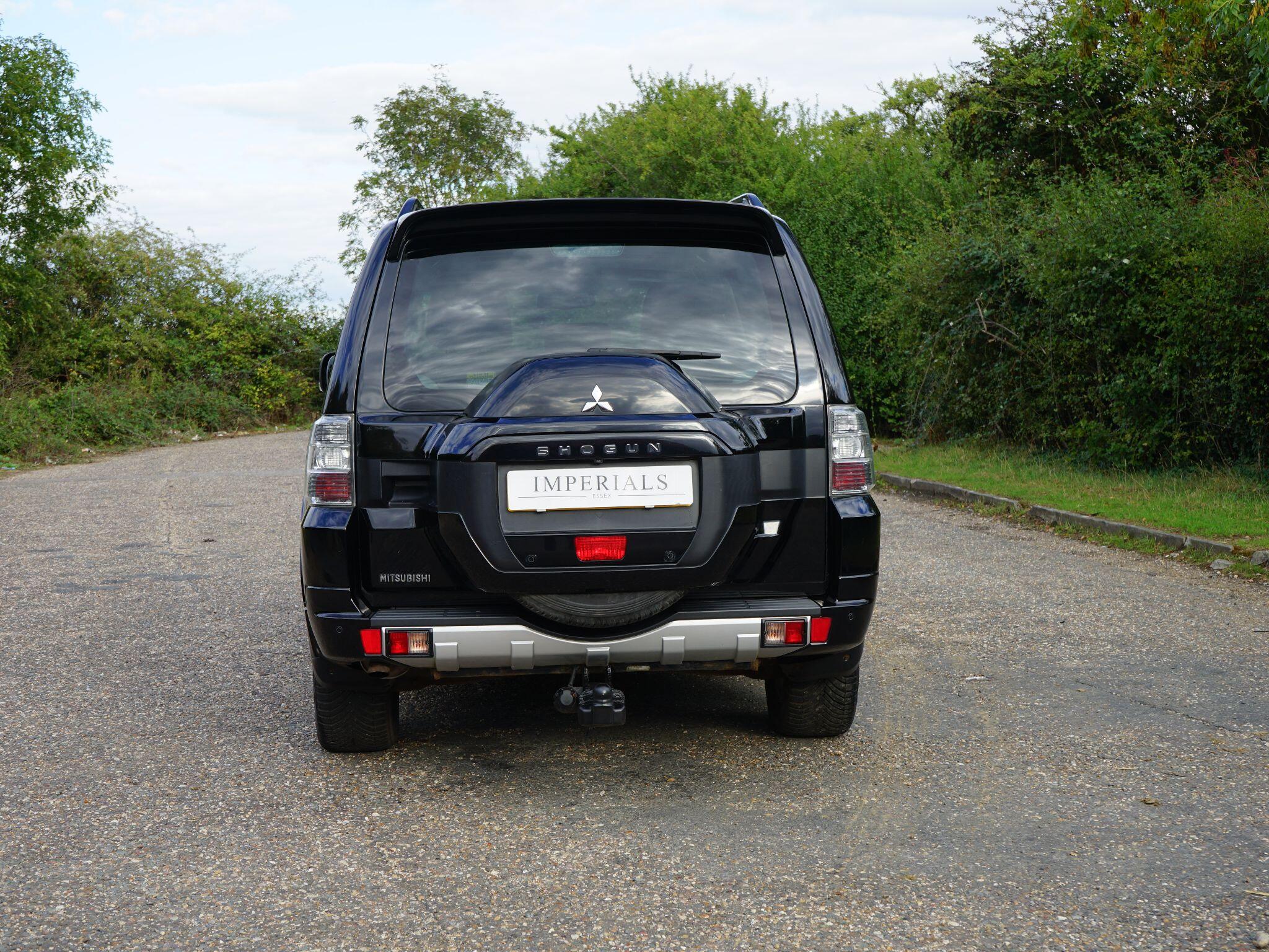 Mitsubishi Shogun view 11