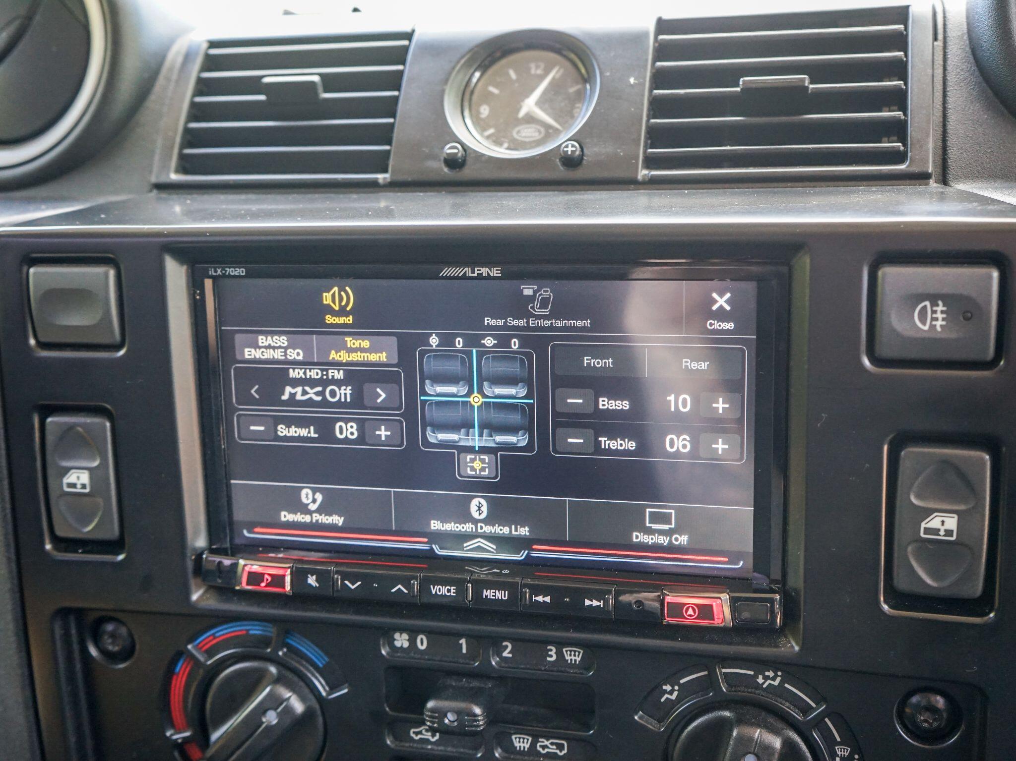 Land Rover Defender 110 view 35