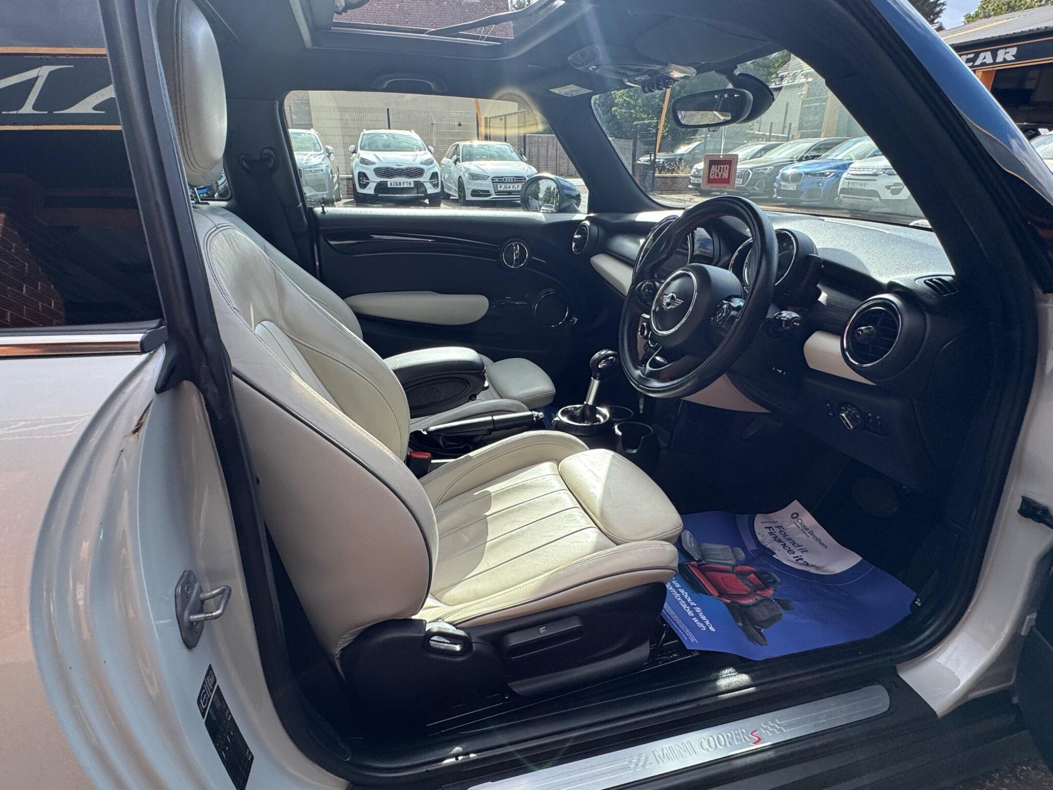 Mini Hatch view 12