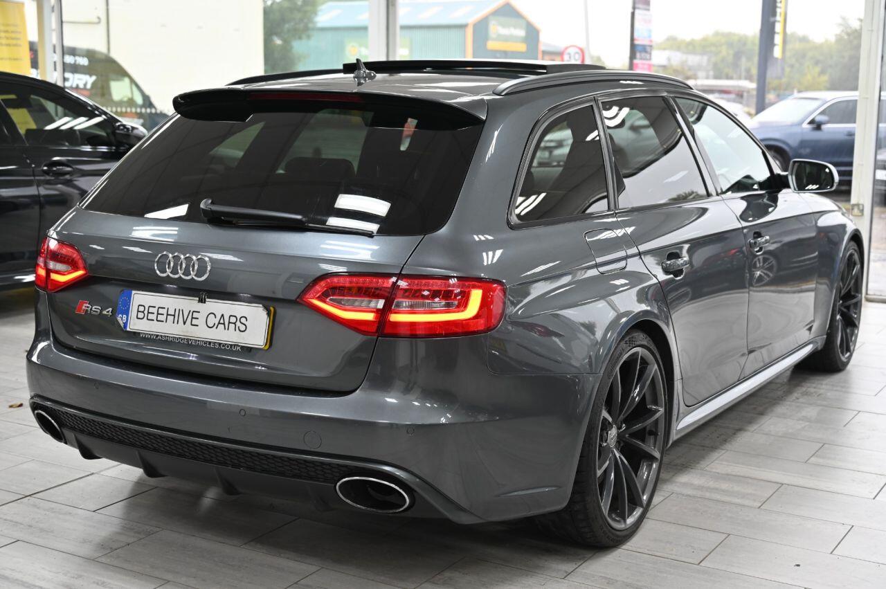 Audi RS4 Avant view 11