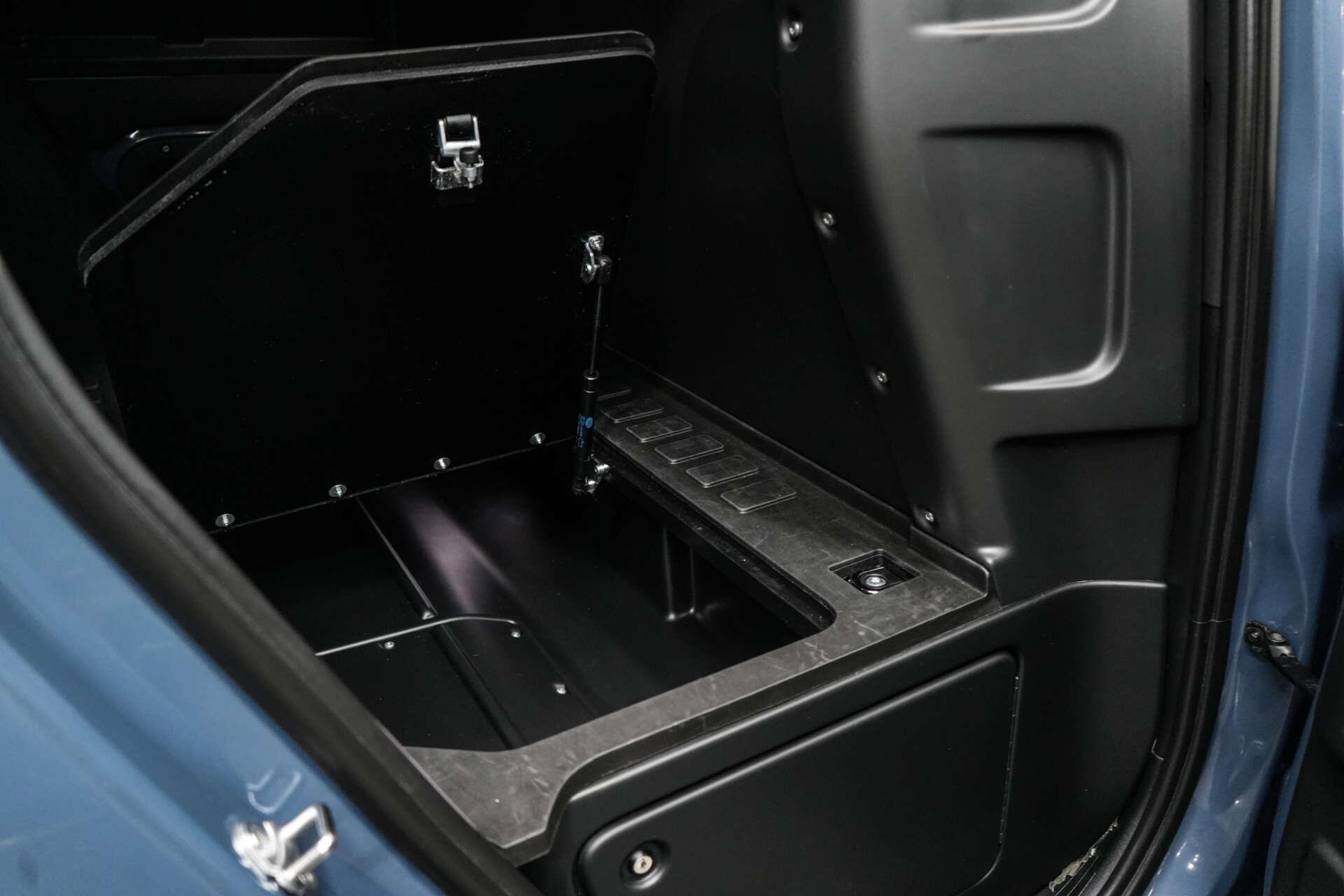 Land Rover Defender view 18