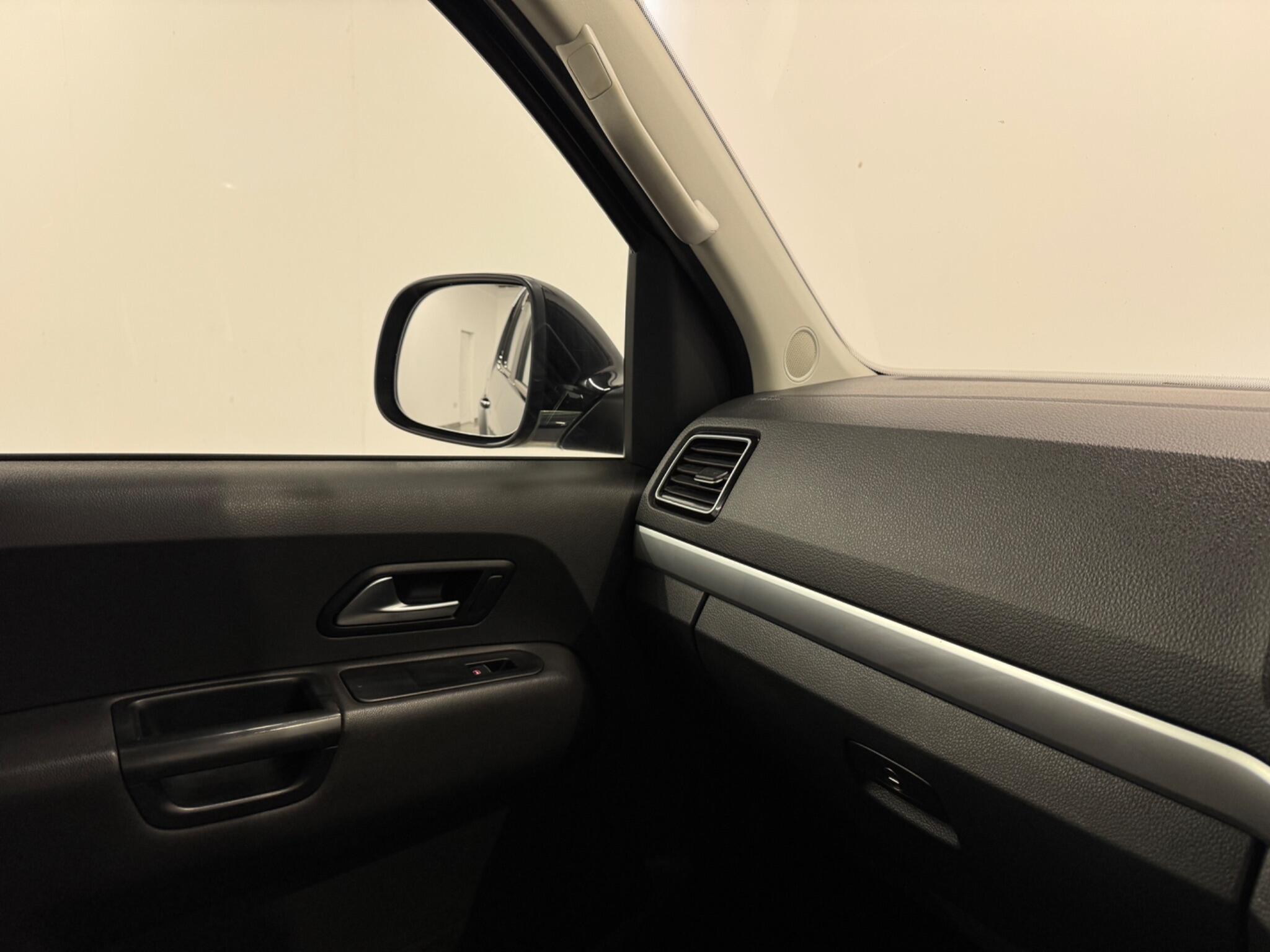 Volkswagen Amarok view 25