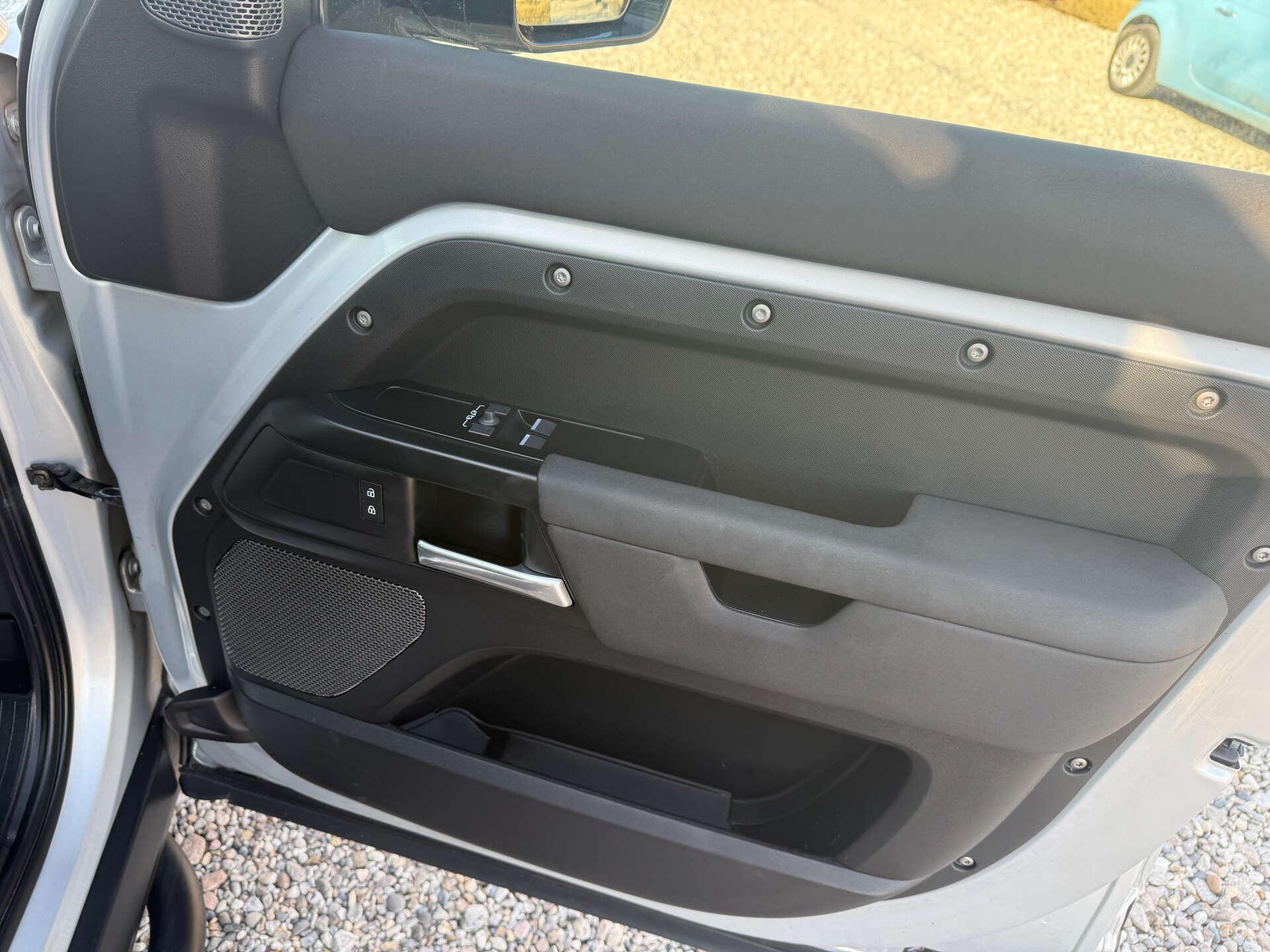 Land Rover Defender view 25