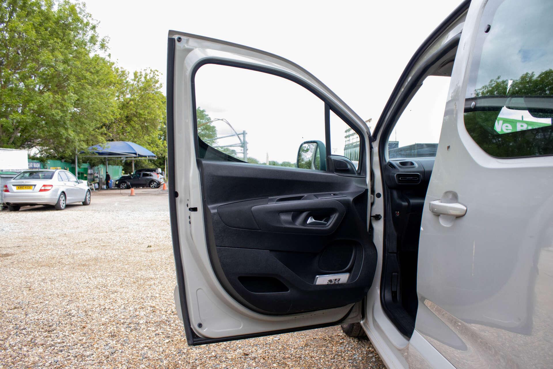Vauxhall Combo Life view 34