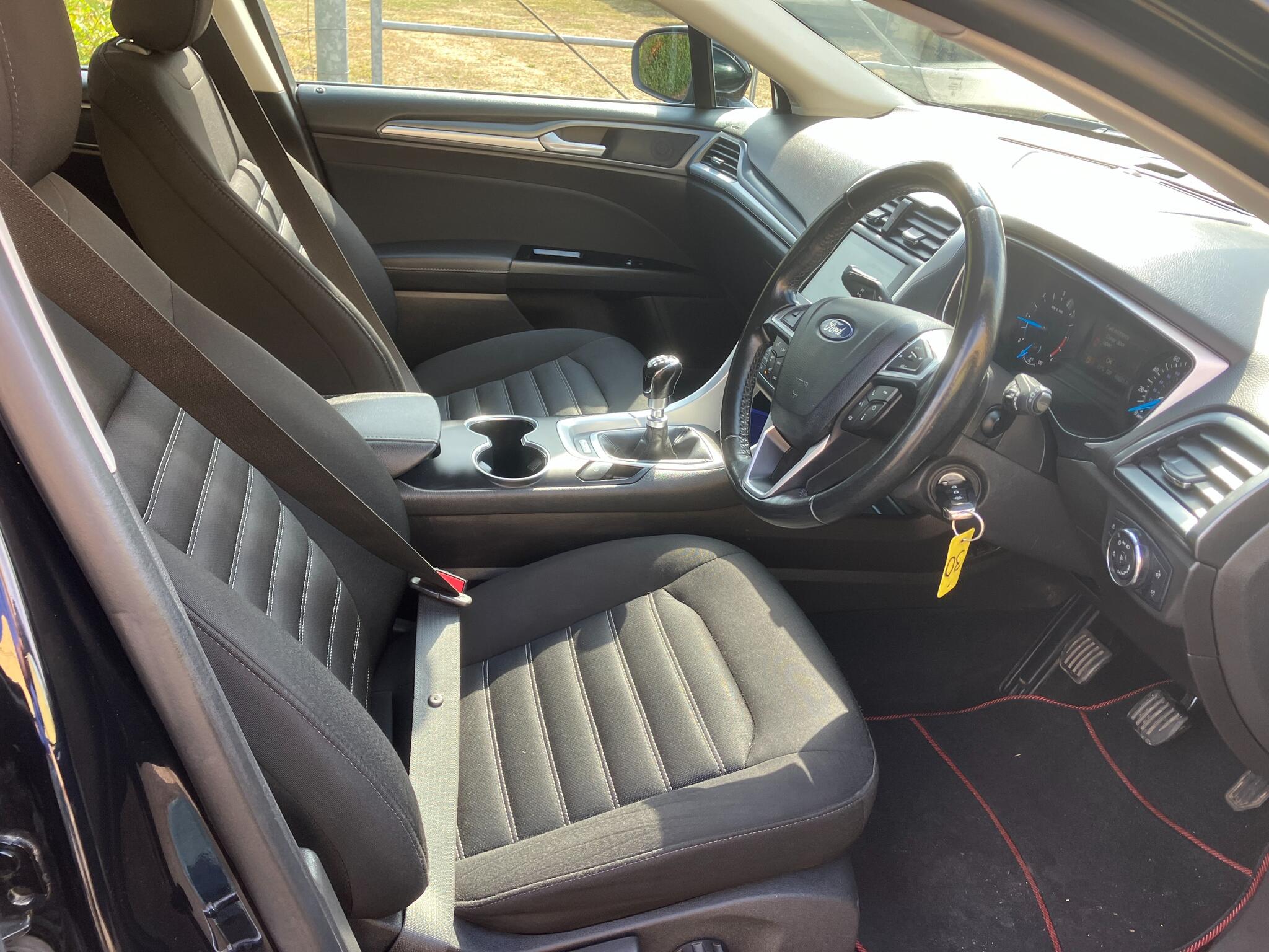 Ford Mondeo view 9