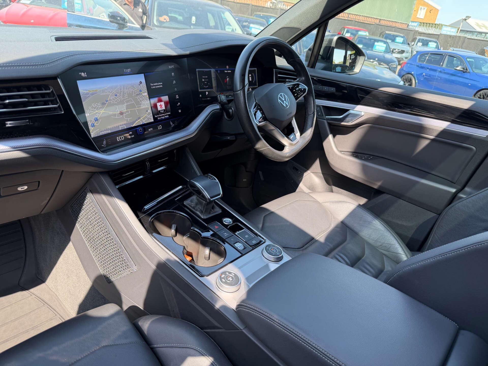 Volkswagen Touareg view 15