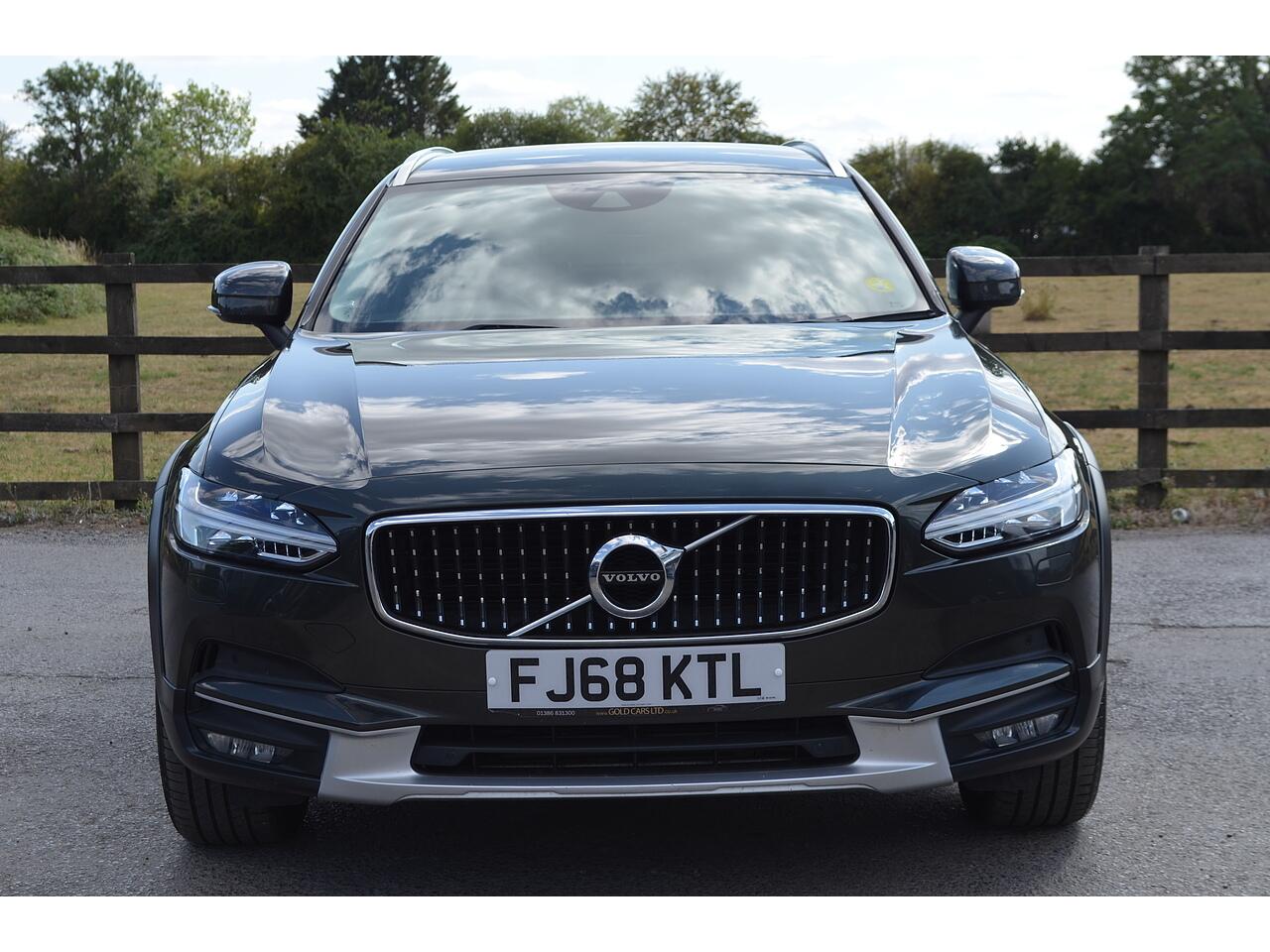 Volvo V90 Cross Country view 4