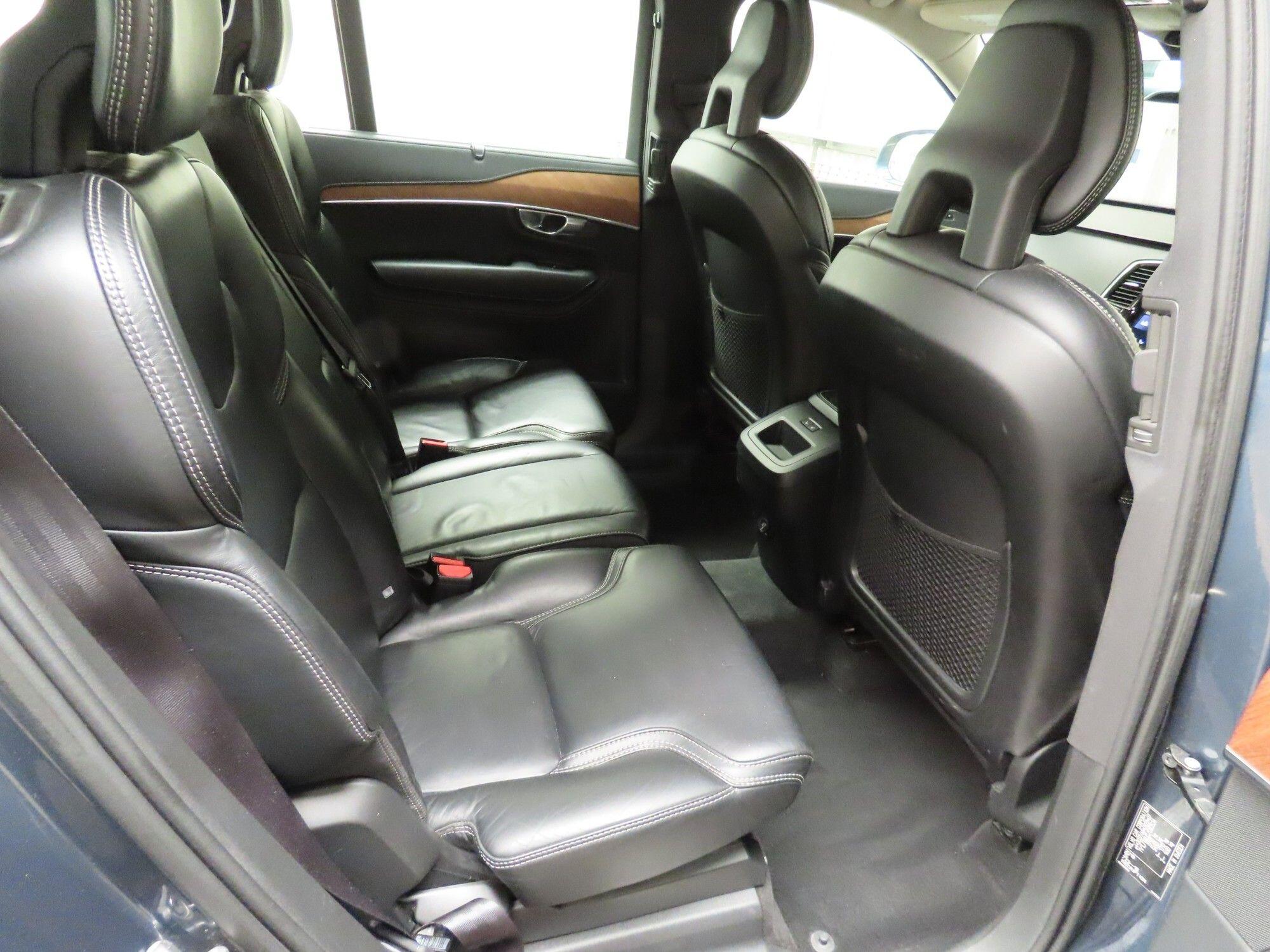 Volvo XC90 view 4
