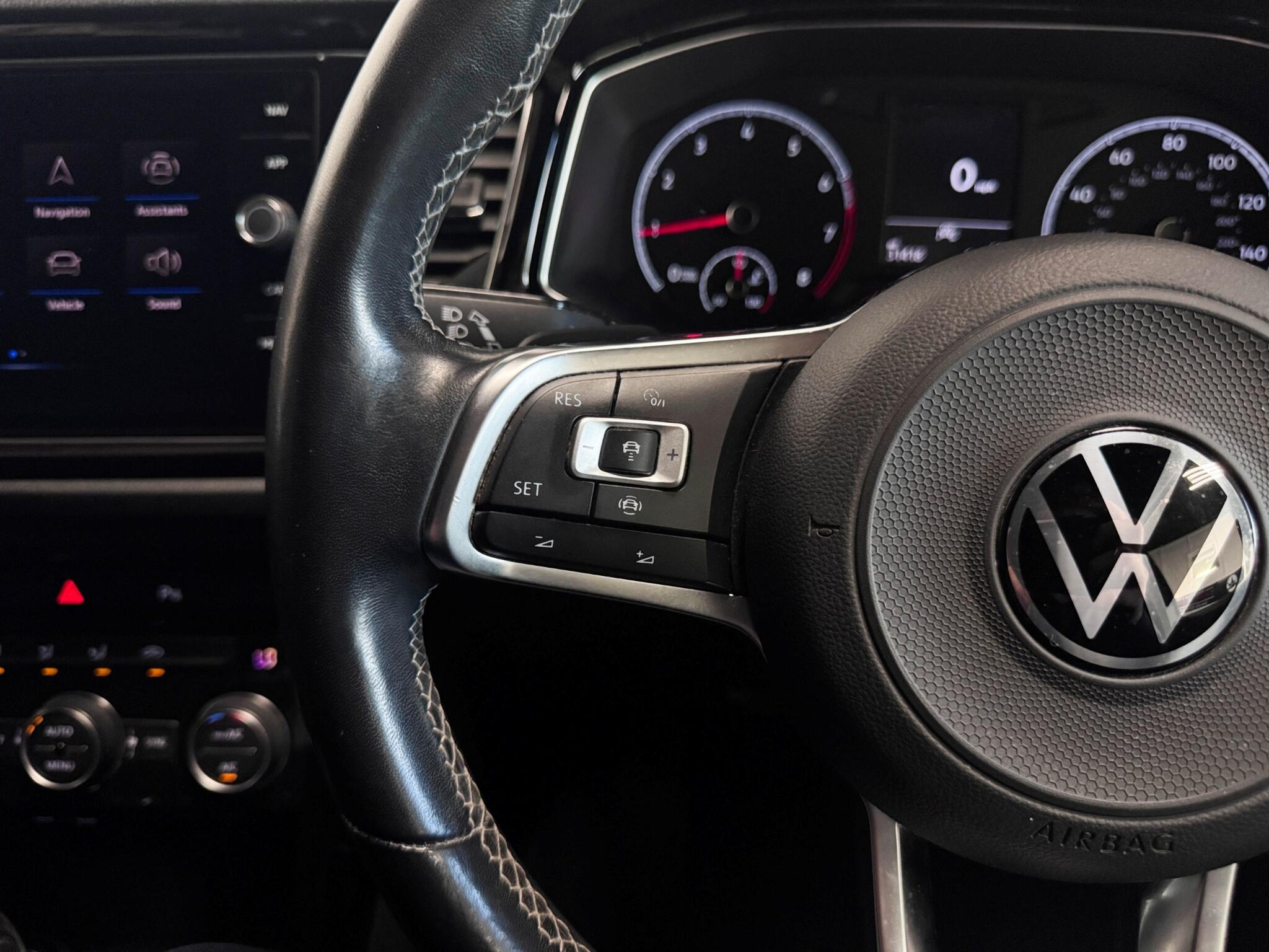 Volkswagen T-Roc view 11