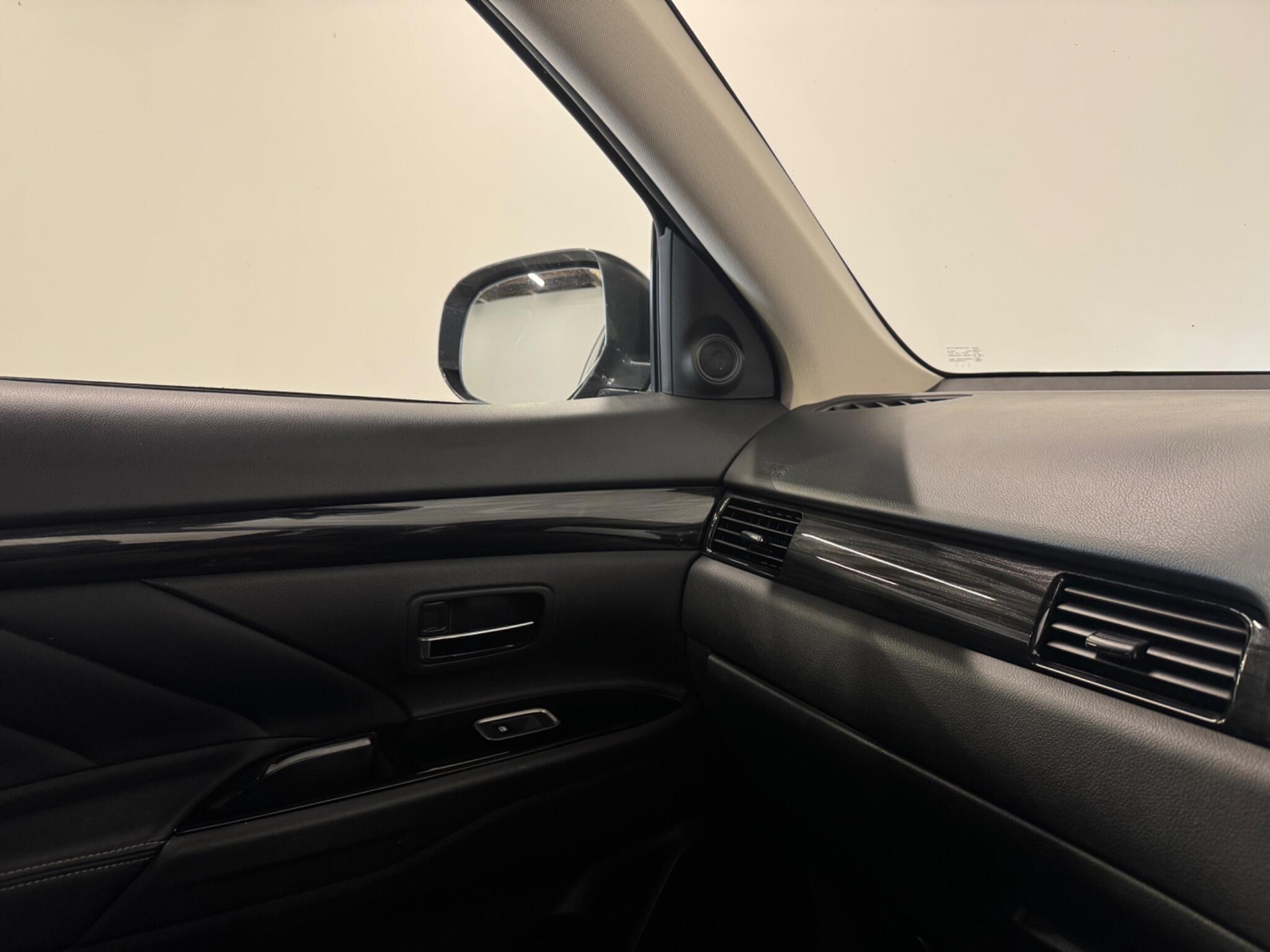 Mitsubishi Outlander view 24