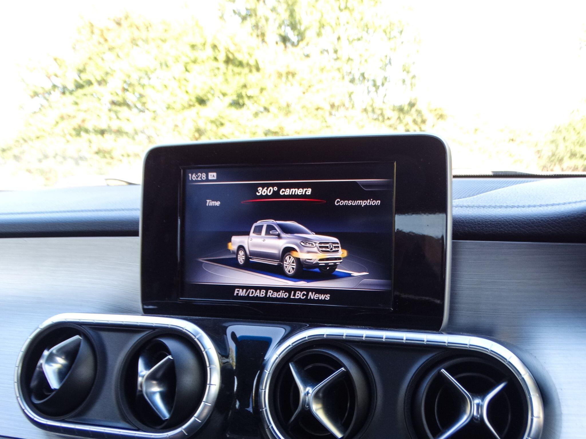 Mercedes-Benz X Class view 24