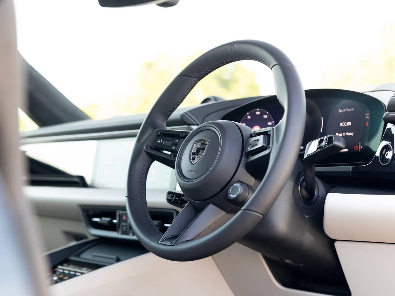 Porsche Macan view 75