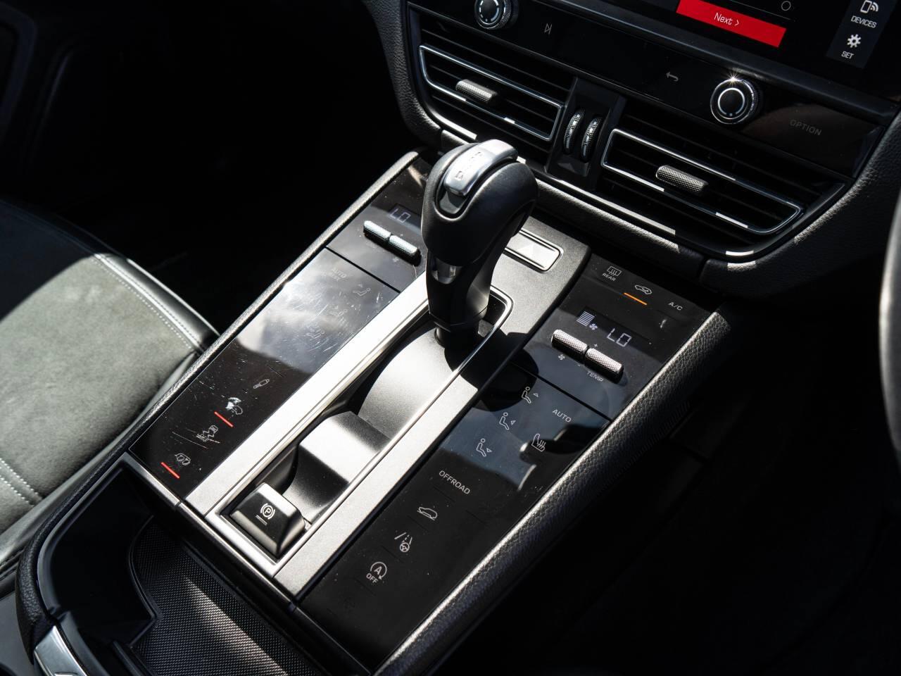 Porsche Macan view 29