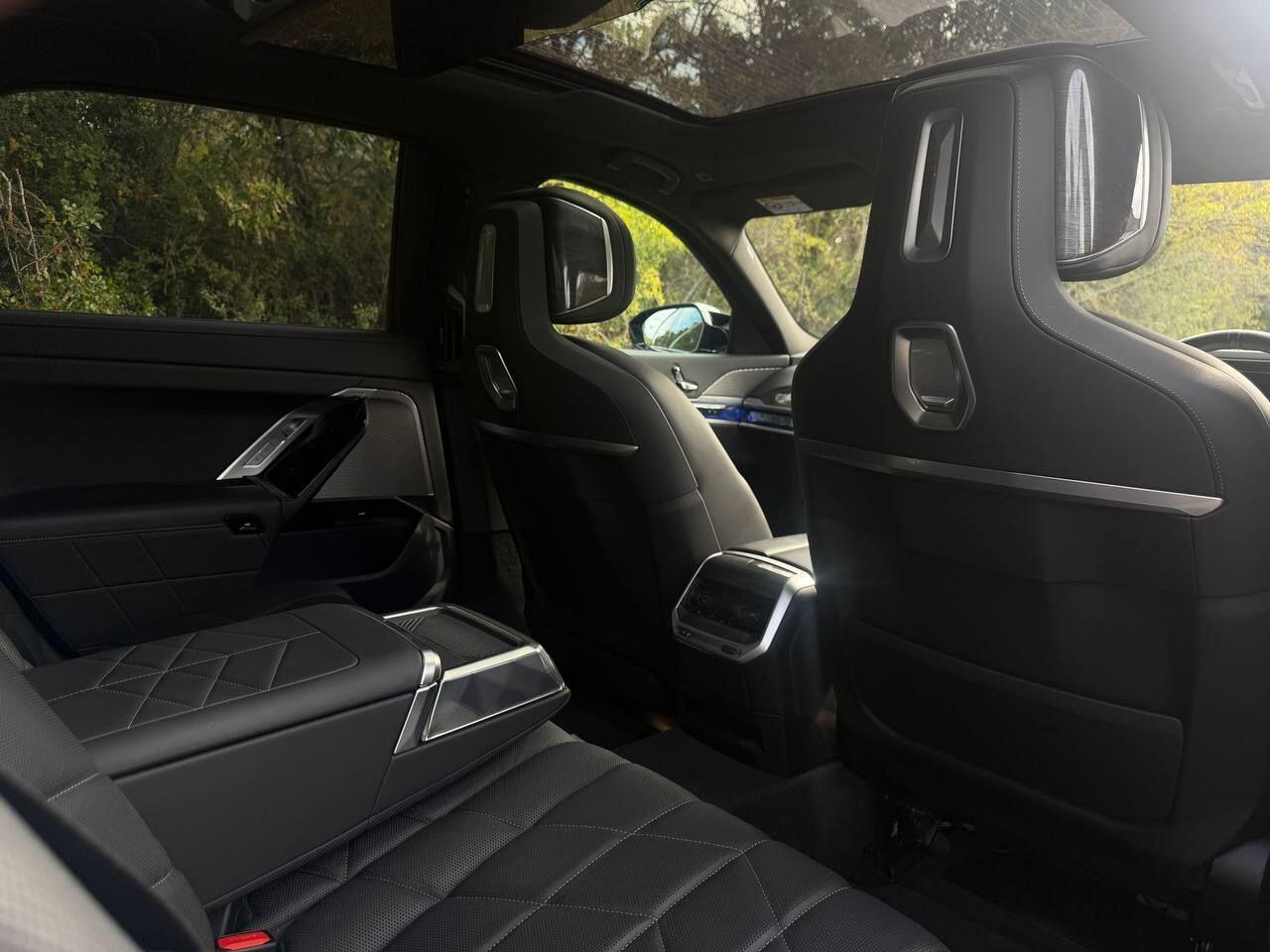 BMW 7 Series view 14