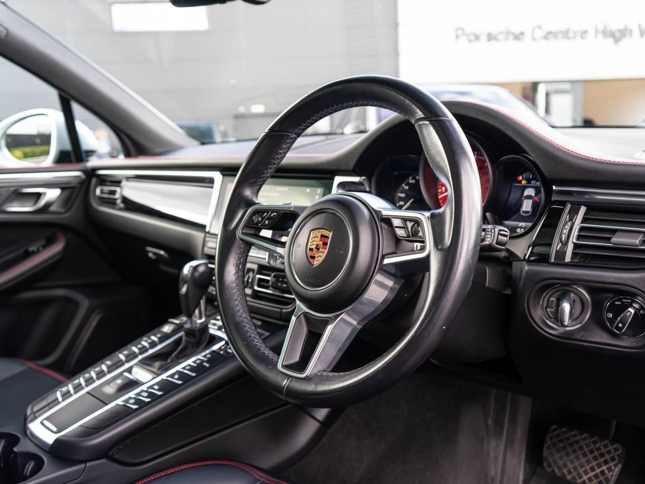 Porsche Macan view 4