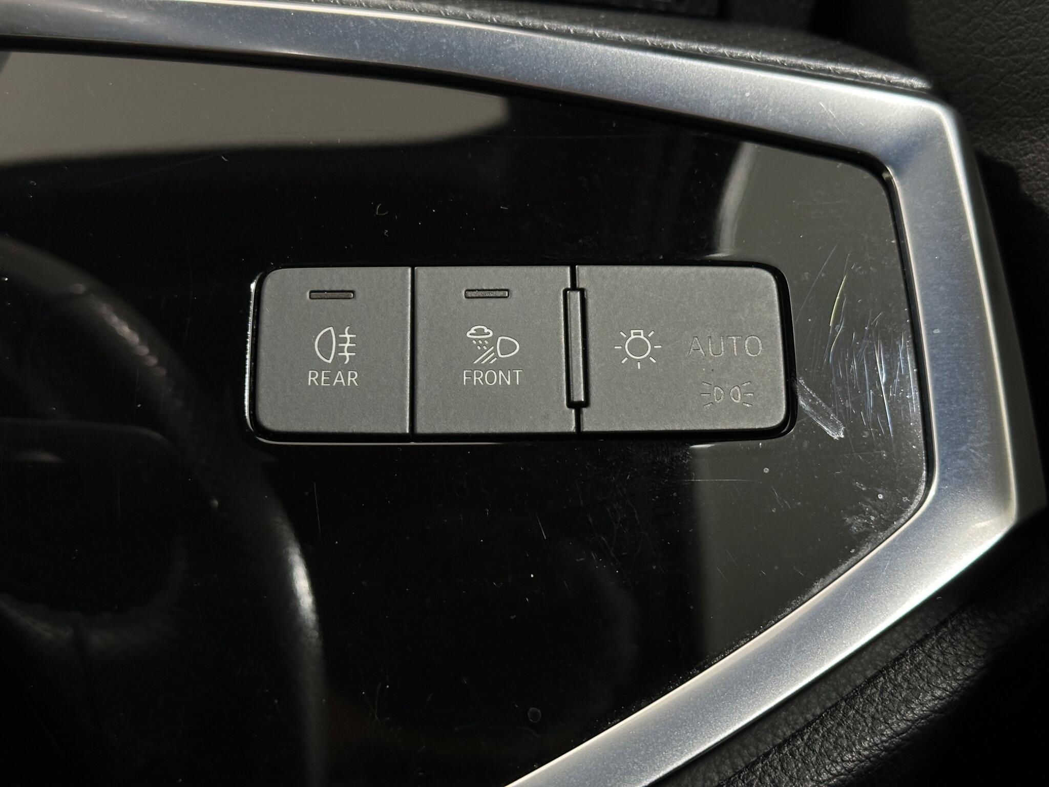 Audi Q3 view 18