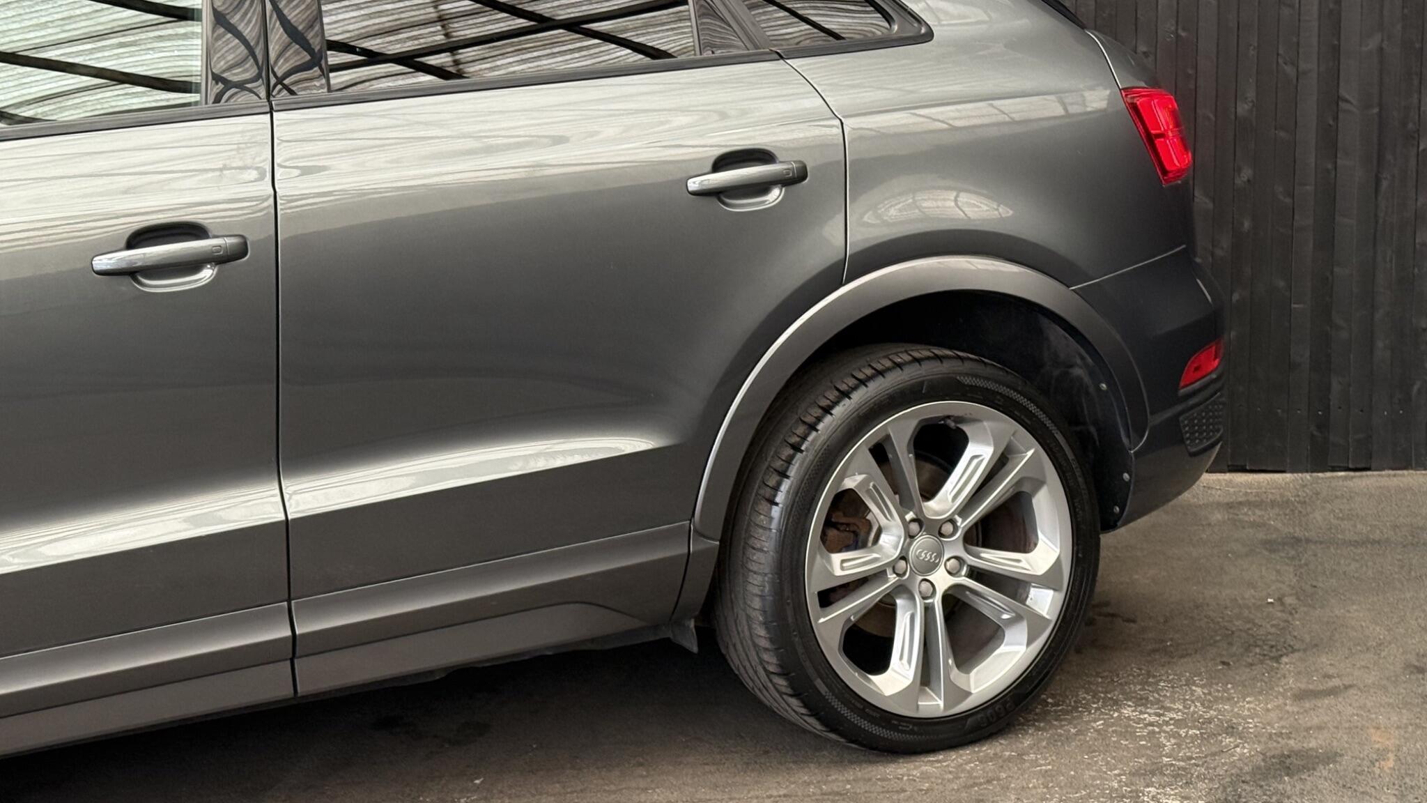 Audi Q3 view 11