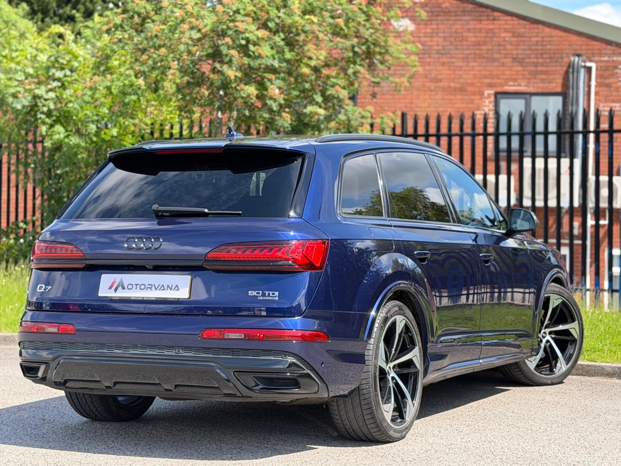 Audi Q7 view 12