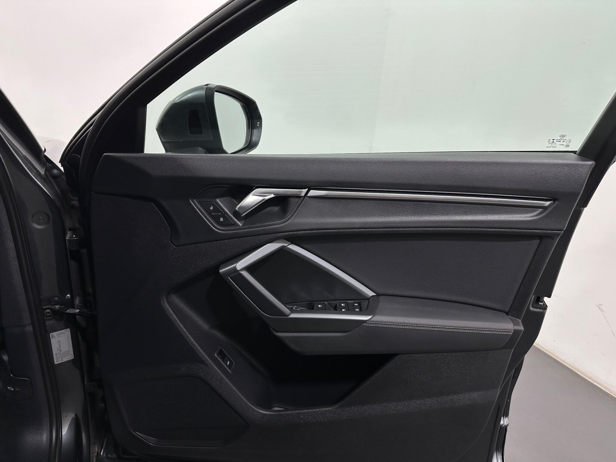 Audi Q3 view 33