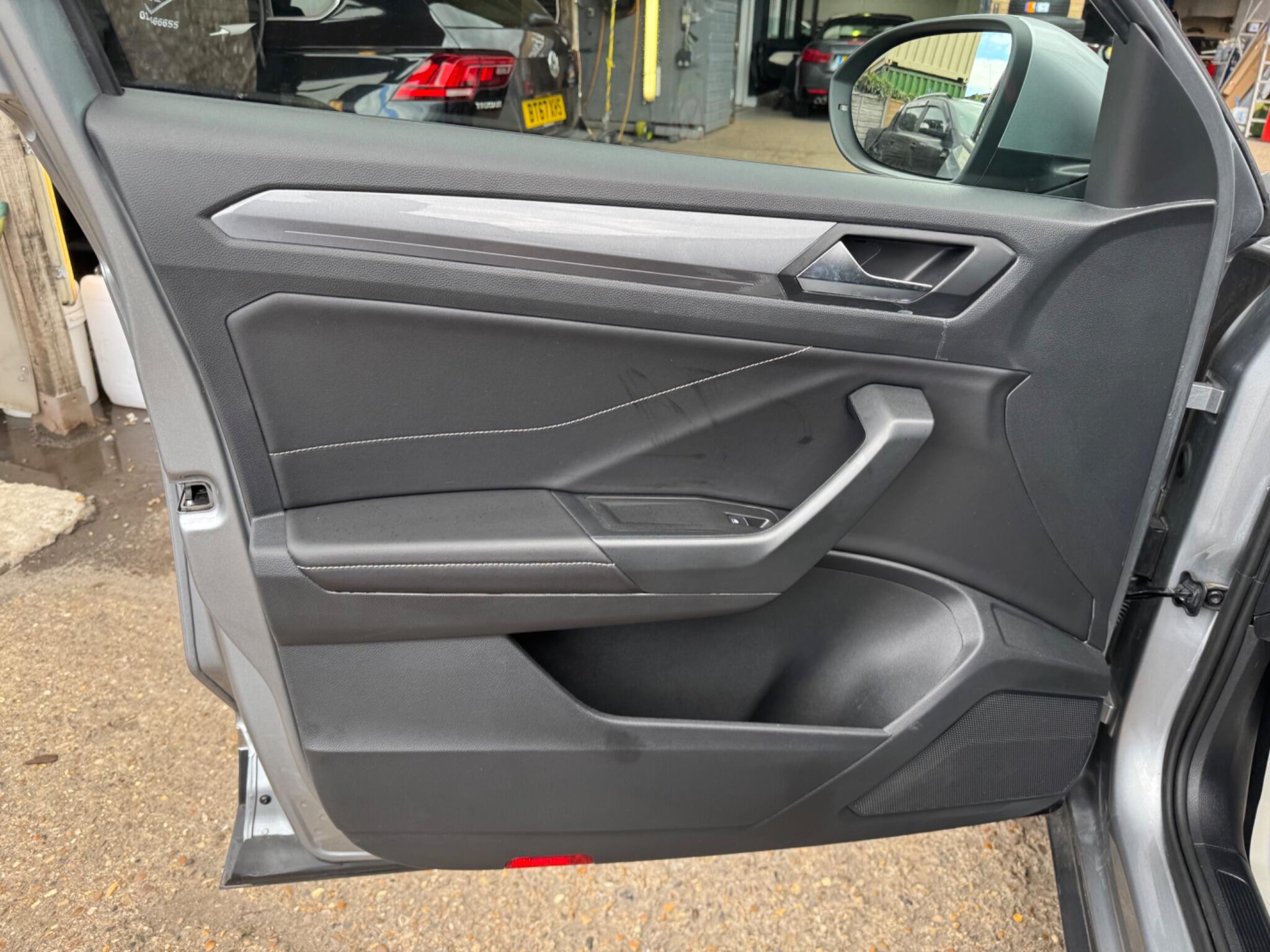 Volkswagen T-Roc view 33